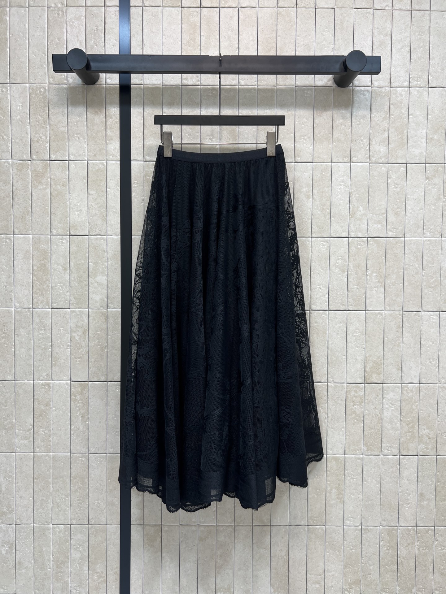 D家 26早春新款 花纹蕾丝半身裙 几何花纹设计超有层次感 高腰长款大裙摆凸显优雅气质 面料质感非常好 