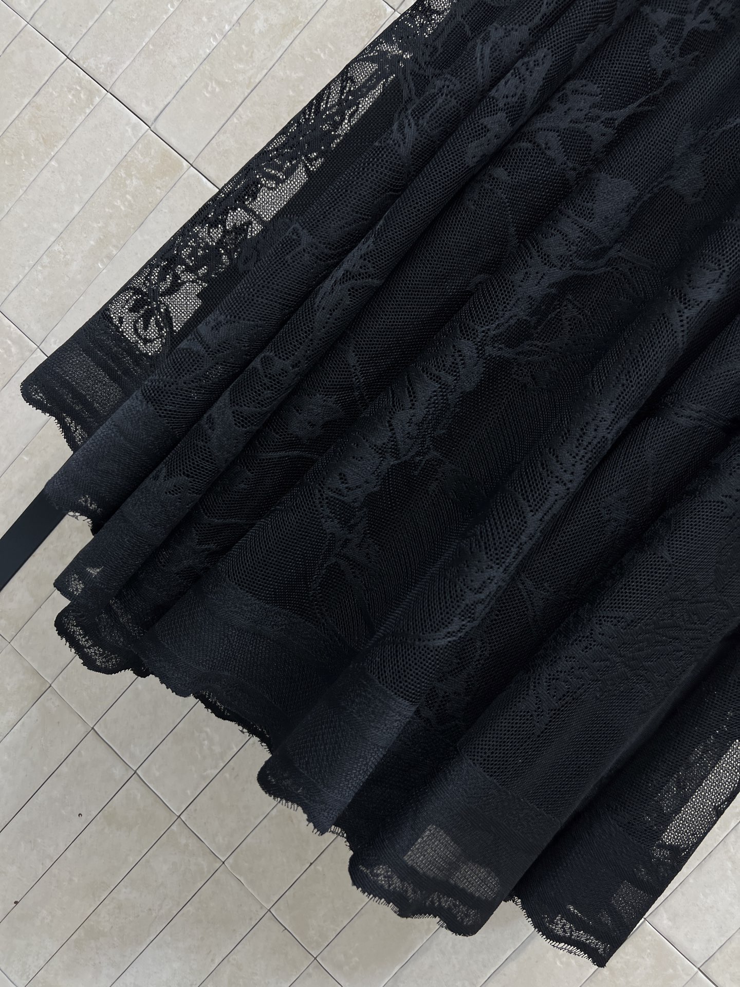 D家 26早春新款 花纹蕾丝半身裙 几何花纹设计超有层次感 高腰长款大裙摆凸显优雅气质 面料质感非常好 