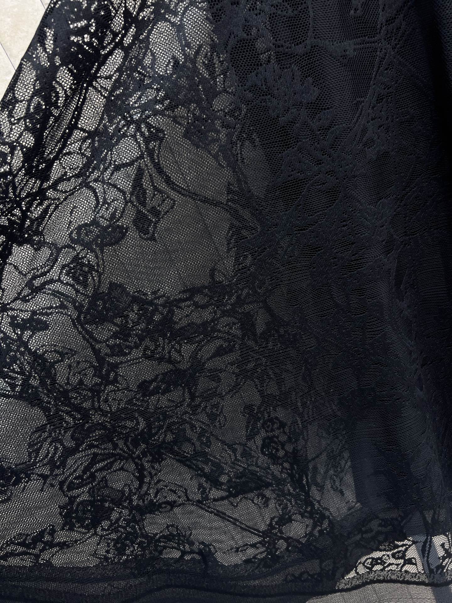 D家 26早春新款 花纹蕾丝半身裙 几何花纹设计超有层次感 高腰长款大裙摆凸显优雅气质 面料质感非常好 