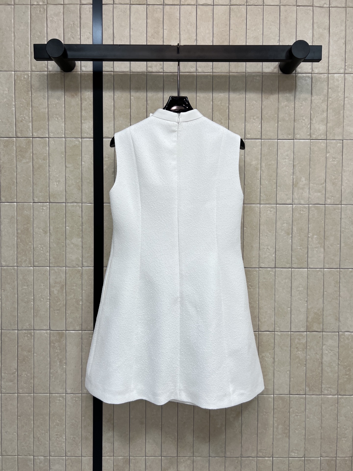 D家 26早春新款 立体蝴蝶结立领无袖连衣裙 白色毛呢材质 质感厚实 早春穿超合适！A字版型+收腰设计 