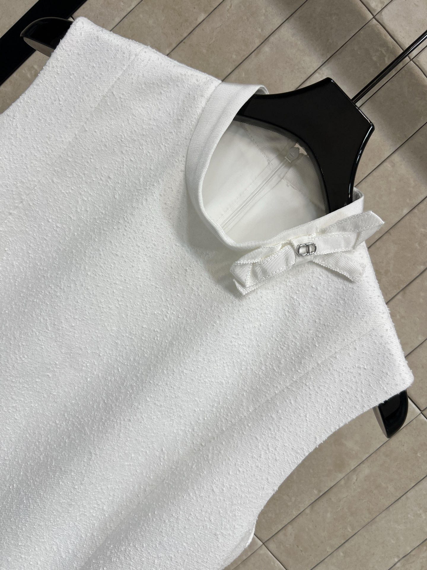 D家 26早春新款 立体蝴蝶结立领无袖连衣裙 白色毛呢材质 质感厚实 早春穿超合适！A字版型+收腰设计 