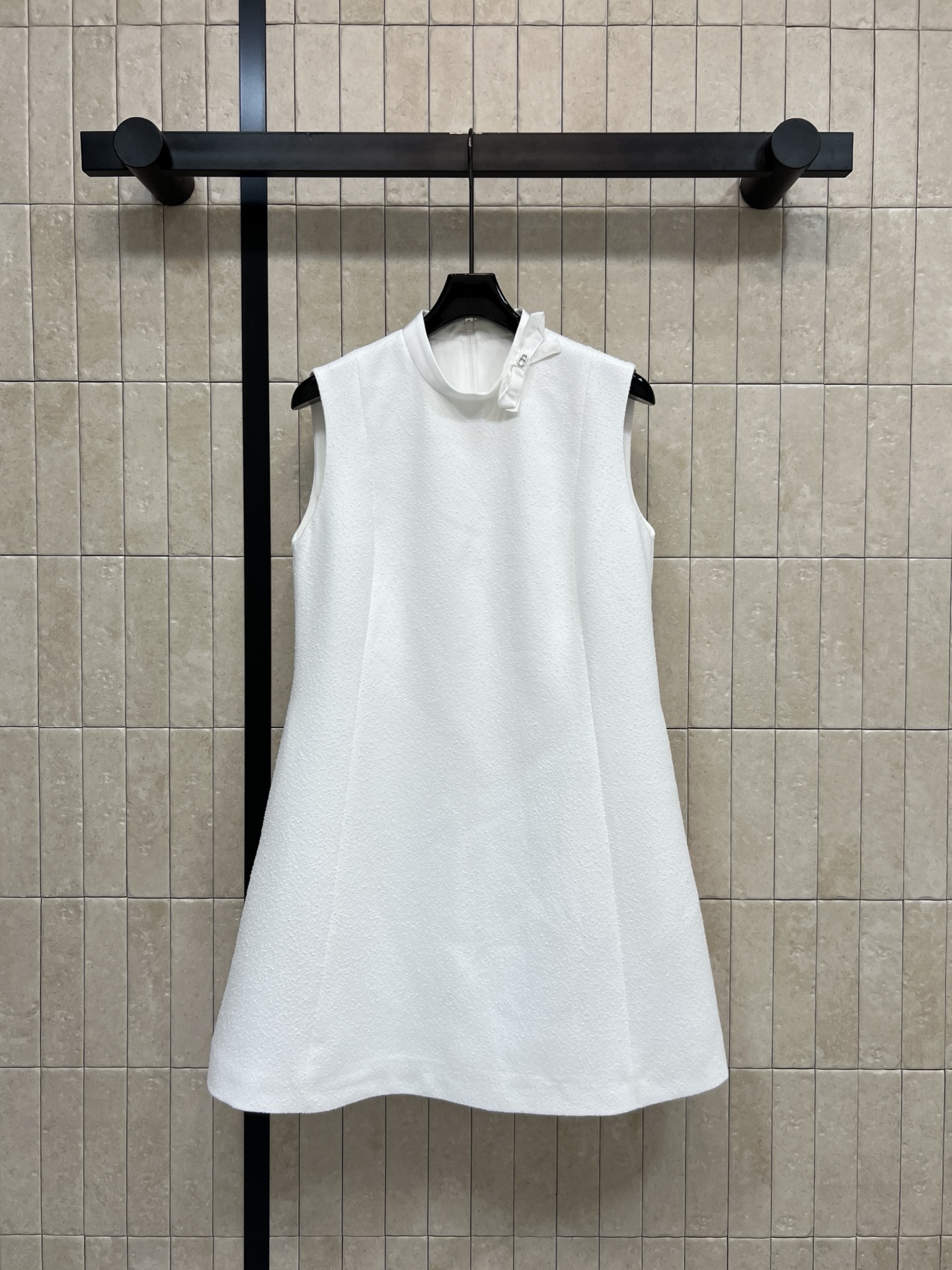 NO:739227,D Home 26 new model for early spring, three-dimensional bow stand collar sleeveless dress, white woolen material, thick texture, perfect for early spring!  A-line version + waist design, slim and elegant, bow neckline embellishment, full of girlish feeling, moderate length of skirt, can be easily used for commuting, dating, and formal occasions. Pair with high heels or exquisite accessories to enhance your temperament!  Versatile item for casual and important occasions. Four sizes in one color. Size/S-M-L- XL, dior, high heels, skirts,19860909D家 26早春新款 立体蝴蝶结立领无袖连衣裙 白色毛呢材质 质感厚实 早春穿超合适！A字版型+收腰设计 显瘦又优雅 蝴蝶结领口点缀 少女感满满 裙长适中 通勤、约会、正式场合都能轻松驾驭 搭配高跟鞋或精致配饰 气质直接拉满！休闲重要场合通吃的百搭单品 一色四码Size/S-M-L- XL,,dior,high heels,skirts,,Women's clothing