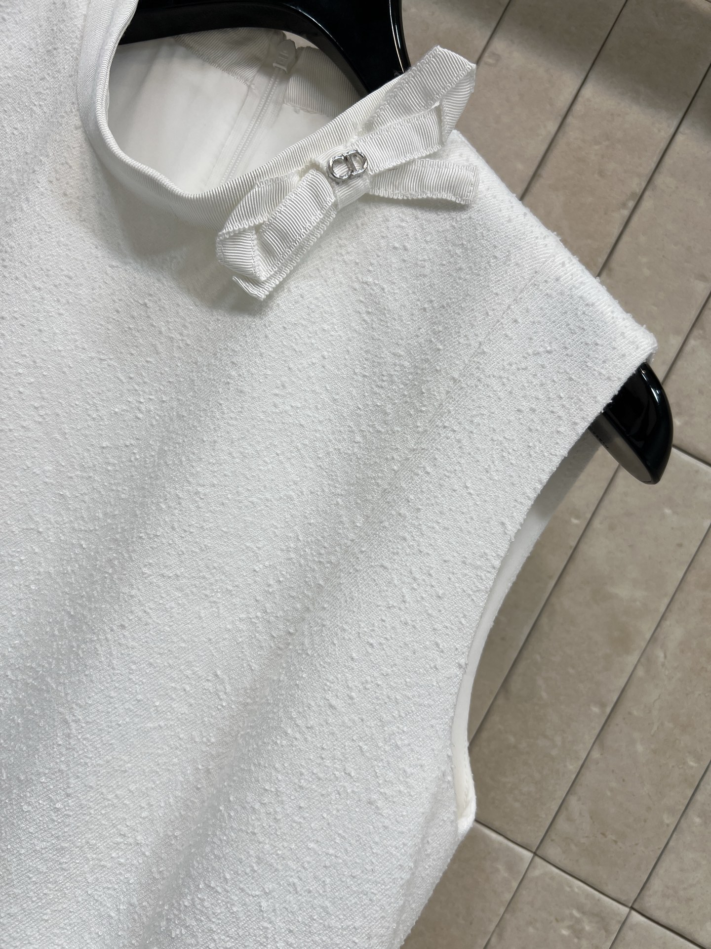 D家 26早春新款 立体蝴蝶结立领无袖连衣裙 白色毛呢材质 质感厚实 早春穿超合适！A字版型+收腰设计 