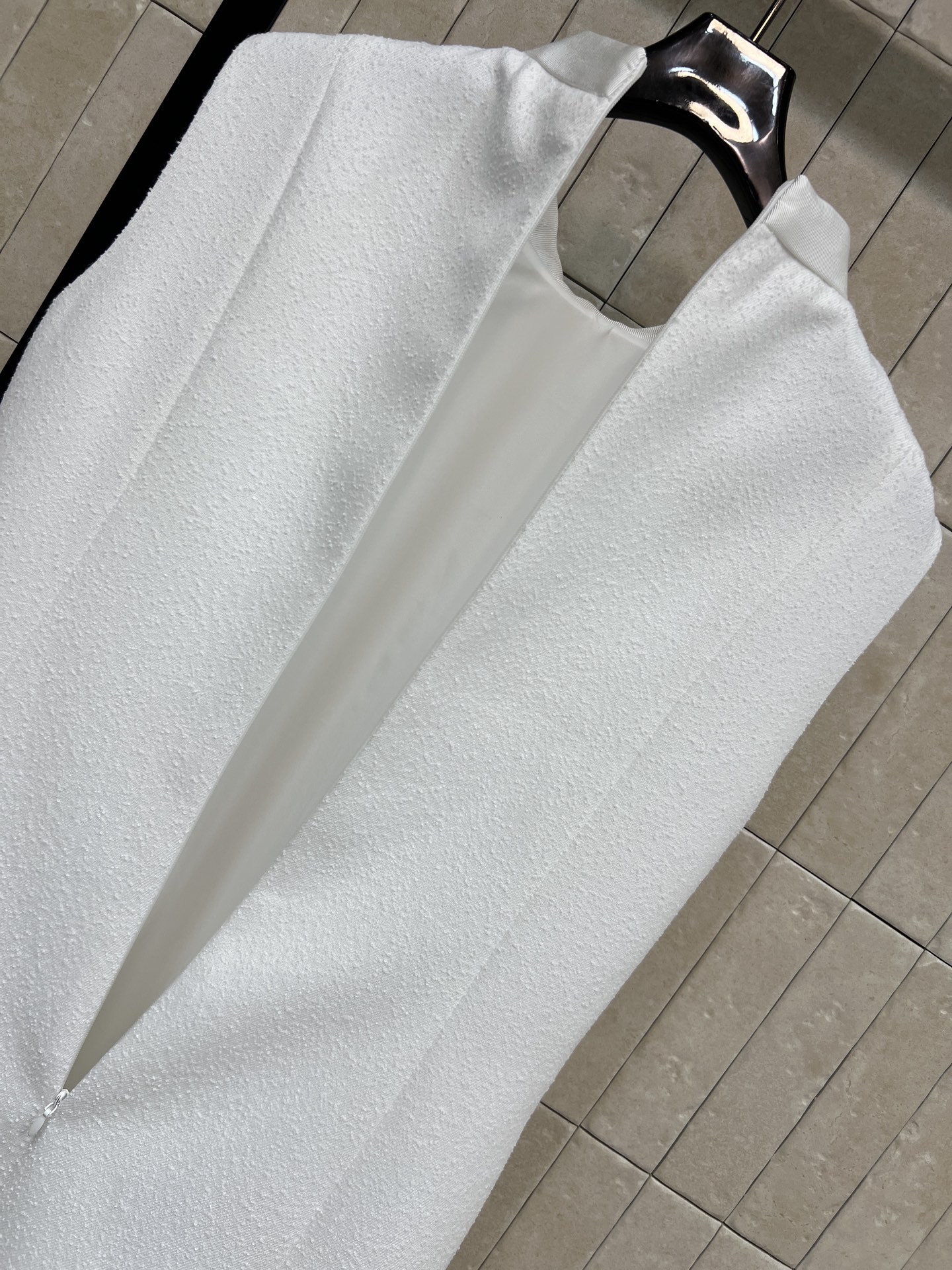 D家 26早春新款 立体蝴蝶结立领无袖连衣裙 白色毛呢材质 质感厚实 早春穿超合适！A字版型+收腰设计 