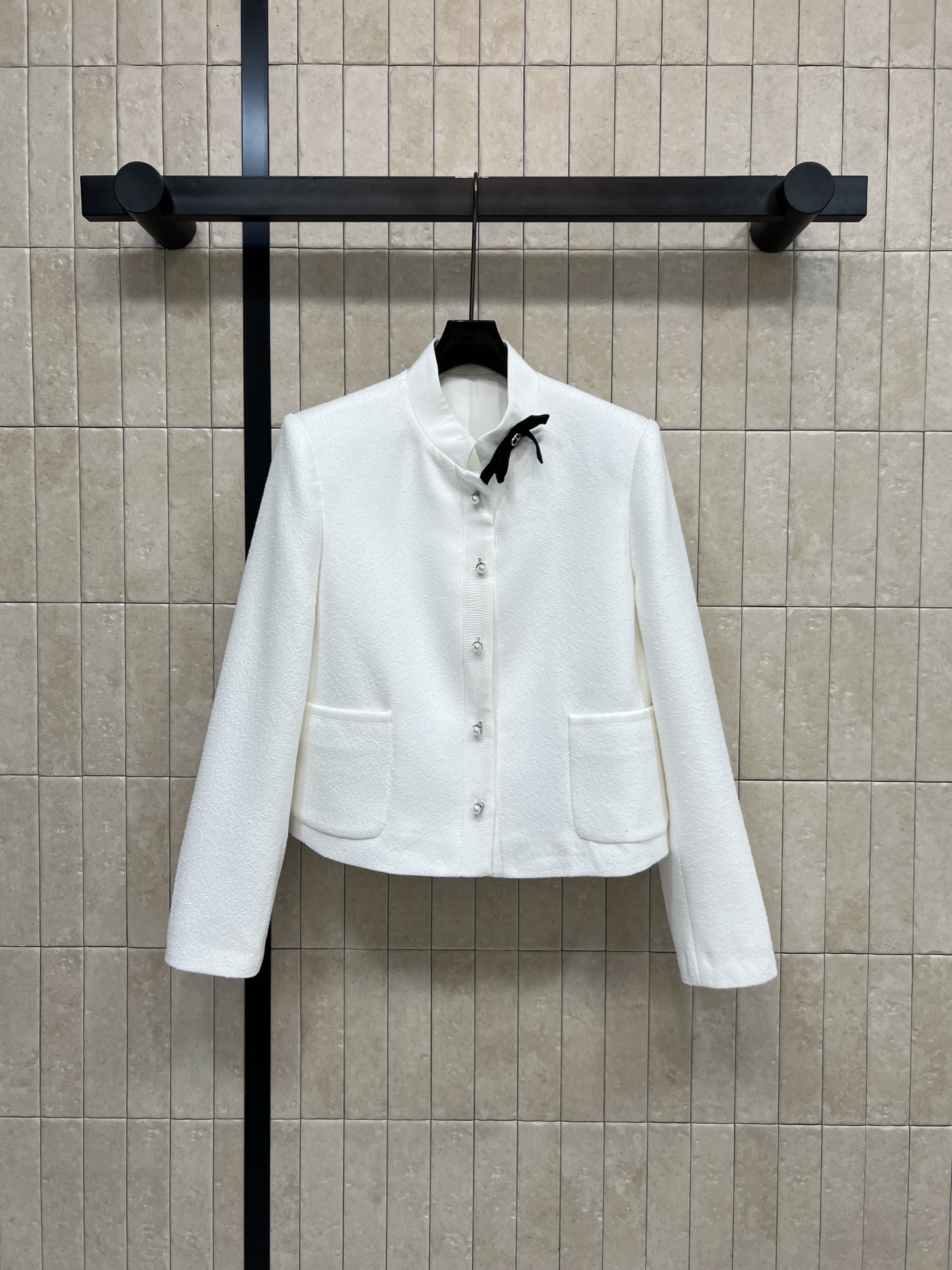 NO:739230,D's 26 early spring new style white jacket with three-dimensional bow stand-up collar, small stand-up collar made of white wool + black bow embellishment, elegant and exquisite, pearl buckle design with super detailed sense, three-dimensional silhouette tailoring, stiff version, easy to wear for high-end tones, temperament short version, the upper body perfectly divides the proportion of the body, showing taller legs, gold buckle embellishment, pocket decoration, layered small skirt, elegant lady style, versatile item for casual and important occasions  Four sizes in one color Size/S-M-L- XL,,dior,skirts,jackets & coats,19860909D家 26早春新款 立体蝴蝶结立领白色外套 白色毛呢材质小立领+黑色蝴蝶结点缀 优雅又精致 珍珠扣设计超有细节感 立体廓形剪裁 硬挺的版型轻松穿出高级调性 气质短款版型 上身完美分割身材比例 显高显腿长 金扣点缀 口袋修饰 叠搭小裙子气质千金名媛风 休闲重要场合通吃的百搭单品 一色四码Size/S-M-L- XL,,dior,skirts,jackets & coats,,Women's clothing