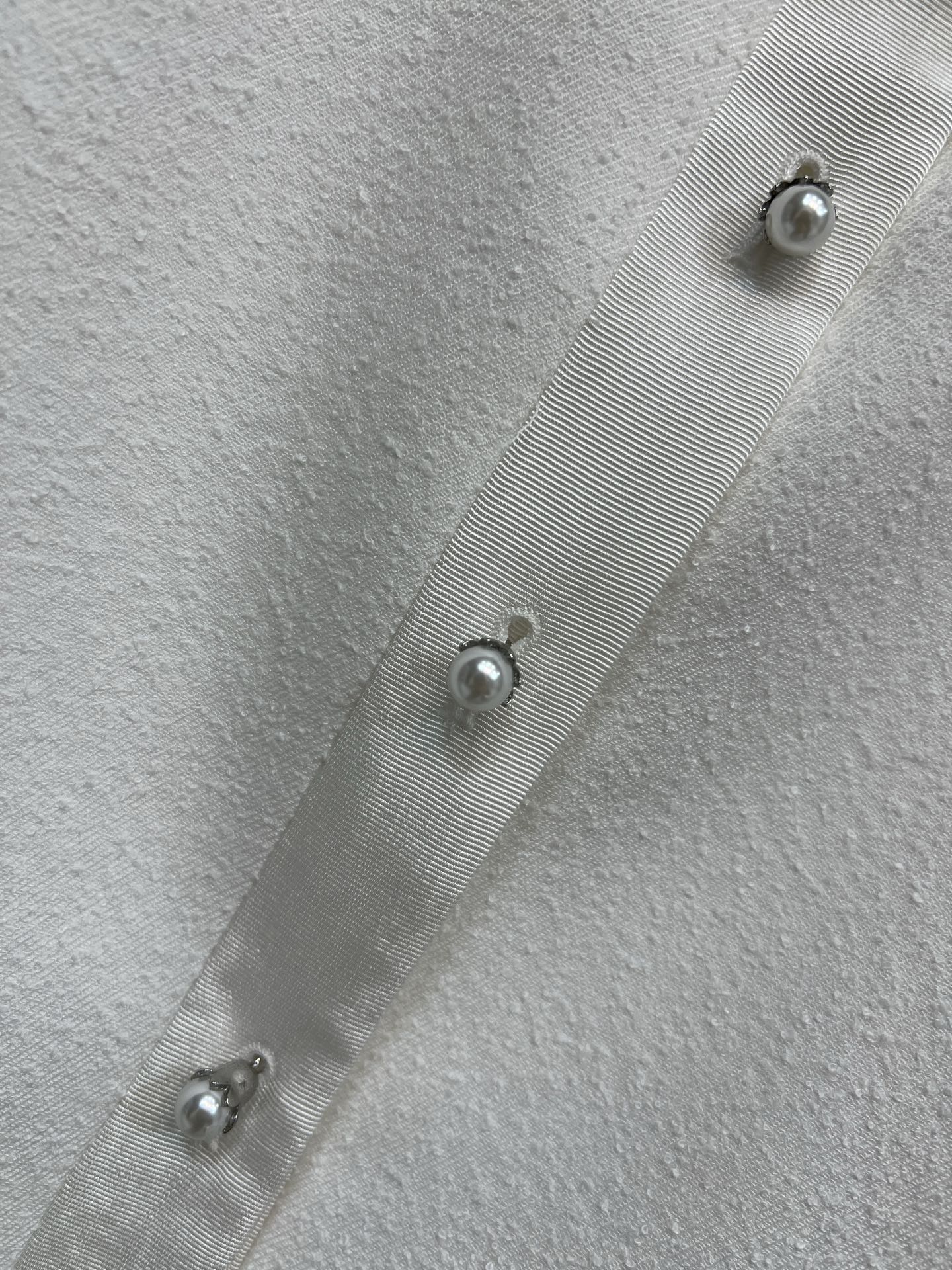 D家 26早春新款 立体蝴蝶结立领白色外套 白色毛呢材质小立领+黑色蝴蝶结点缀 优雅又精致 珍珠扣设计超