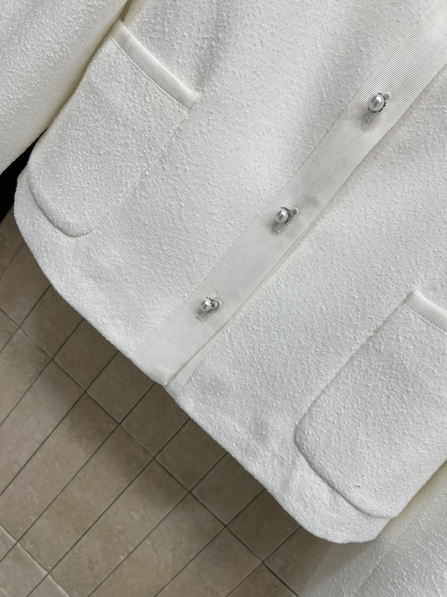 D家 26早春新款 立体蝴蝶结立领白色外套 白色毛呢材质小立领+黑色蝴蝶结点缀 优雅又精致 珍珠扣设计超