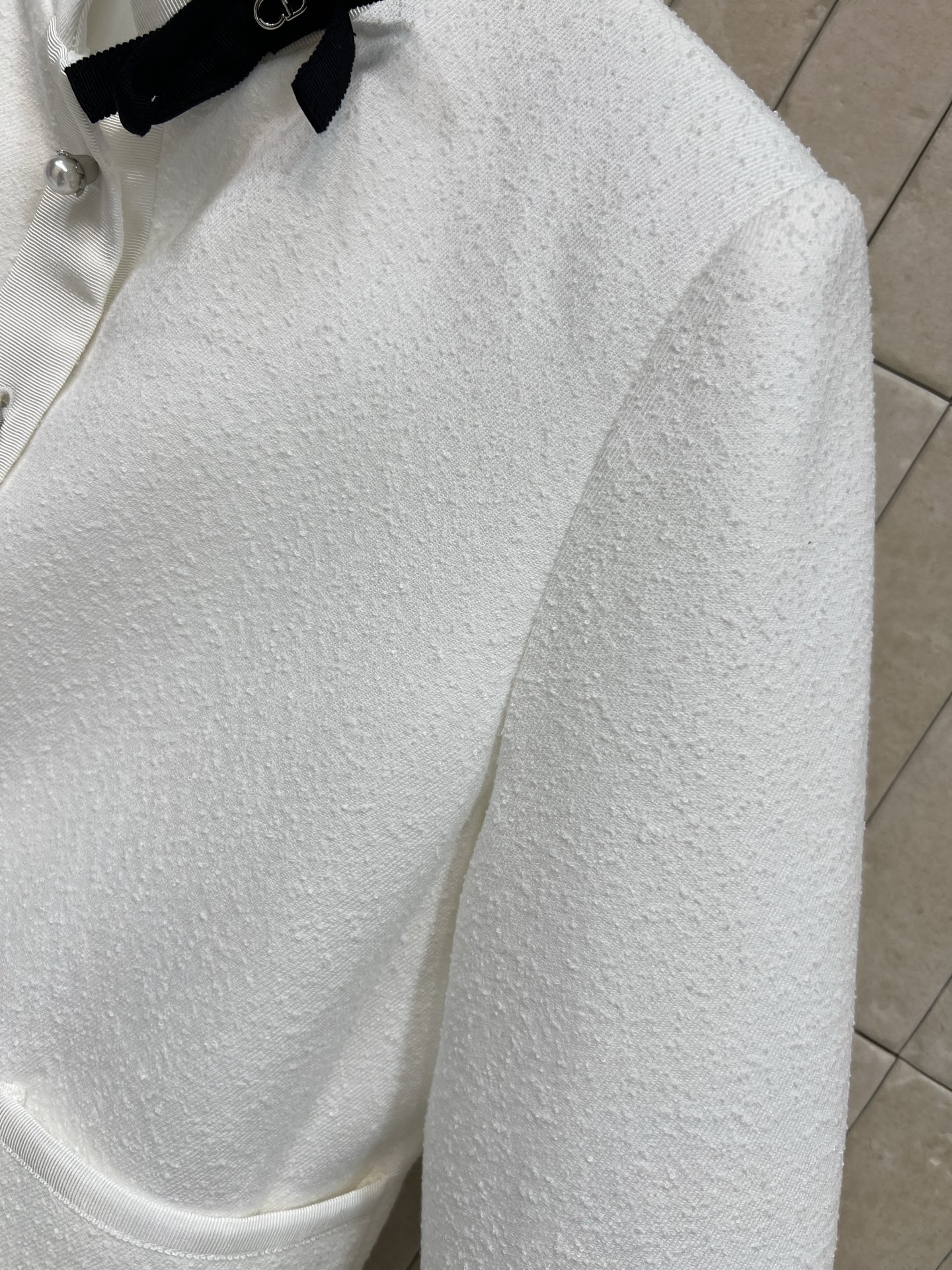 D家 26早春新款 立体蝴蝶结立领白色外套 白色毛呢材质小立领+黑色蝴蝶结点缀 优雅又精致 珍珠扣设计超