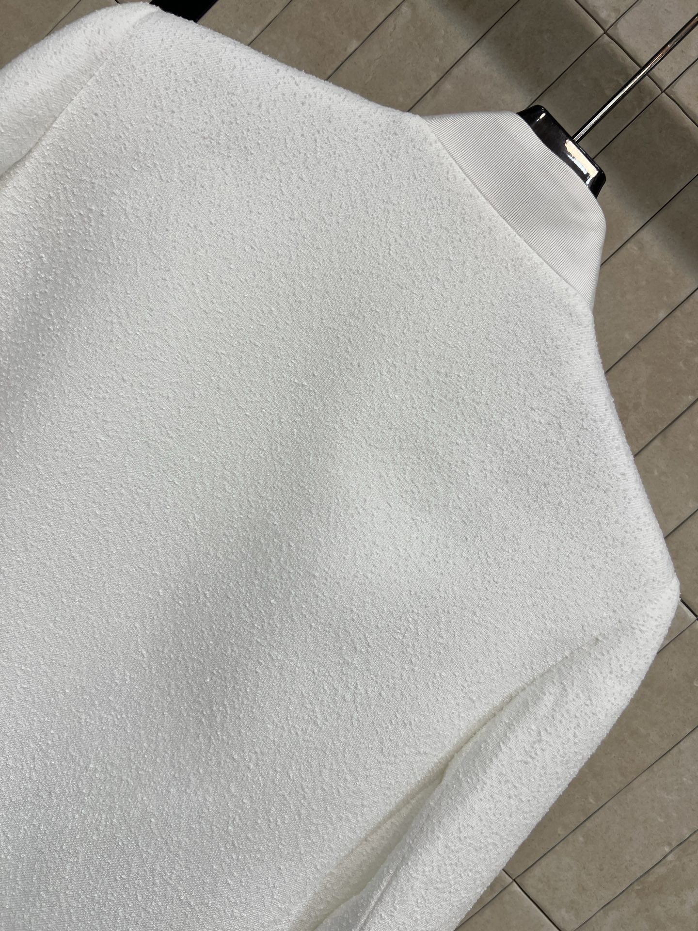 D家 26早春新款 立体蝴蝶结立领白色外套 白色毛呢材质小立领+黑色蝴蝶结点缀 优雅又精致 珍珠扣设计超