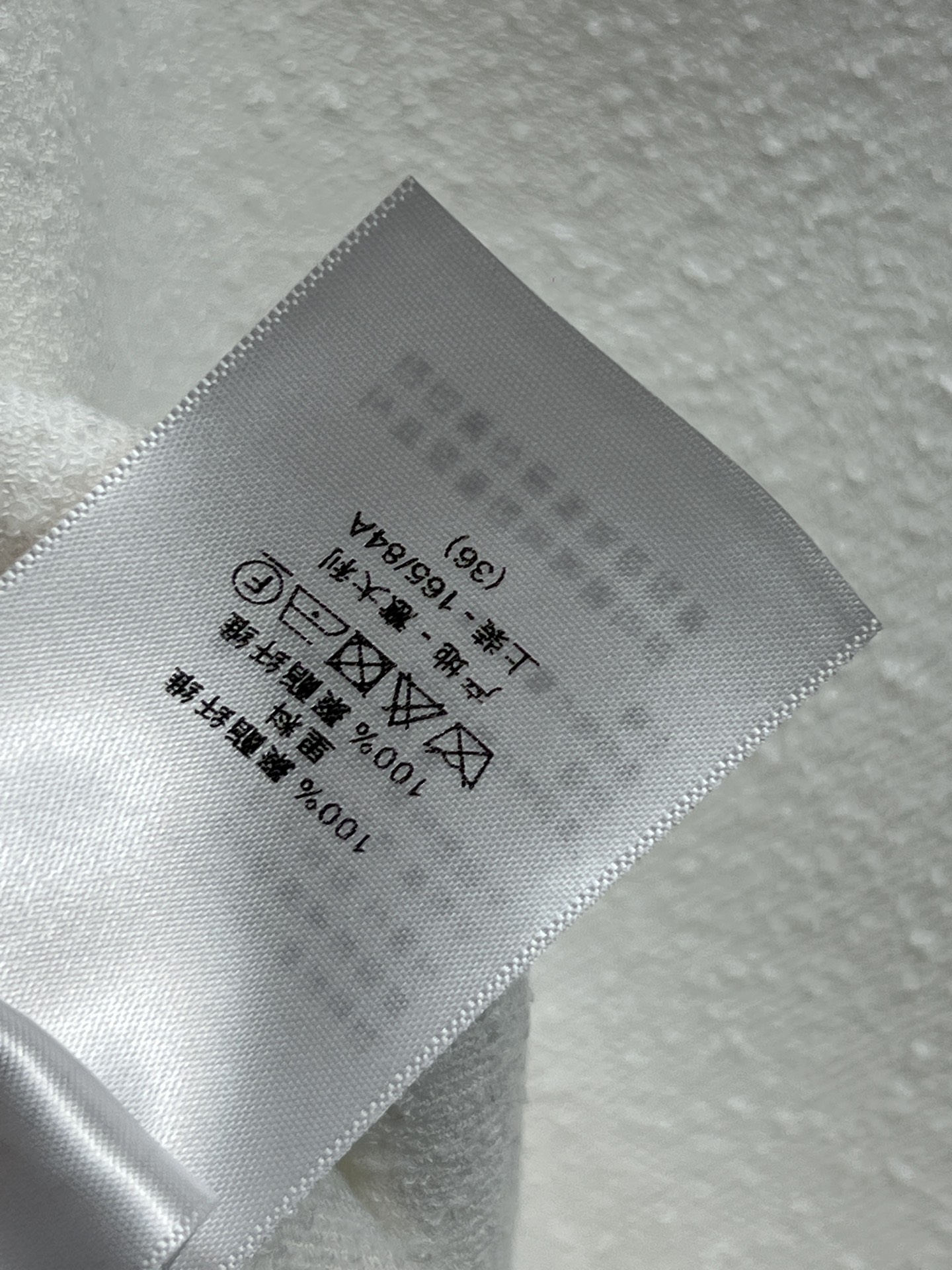 D家 26早春新款 立体蝴蝶结立领白色外套 白色毛呢材质小立领+黑色蝴蝶结点缀 优雅又精致 珍珠扣设计超