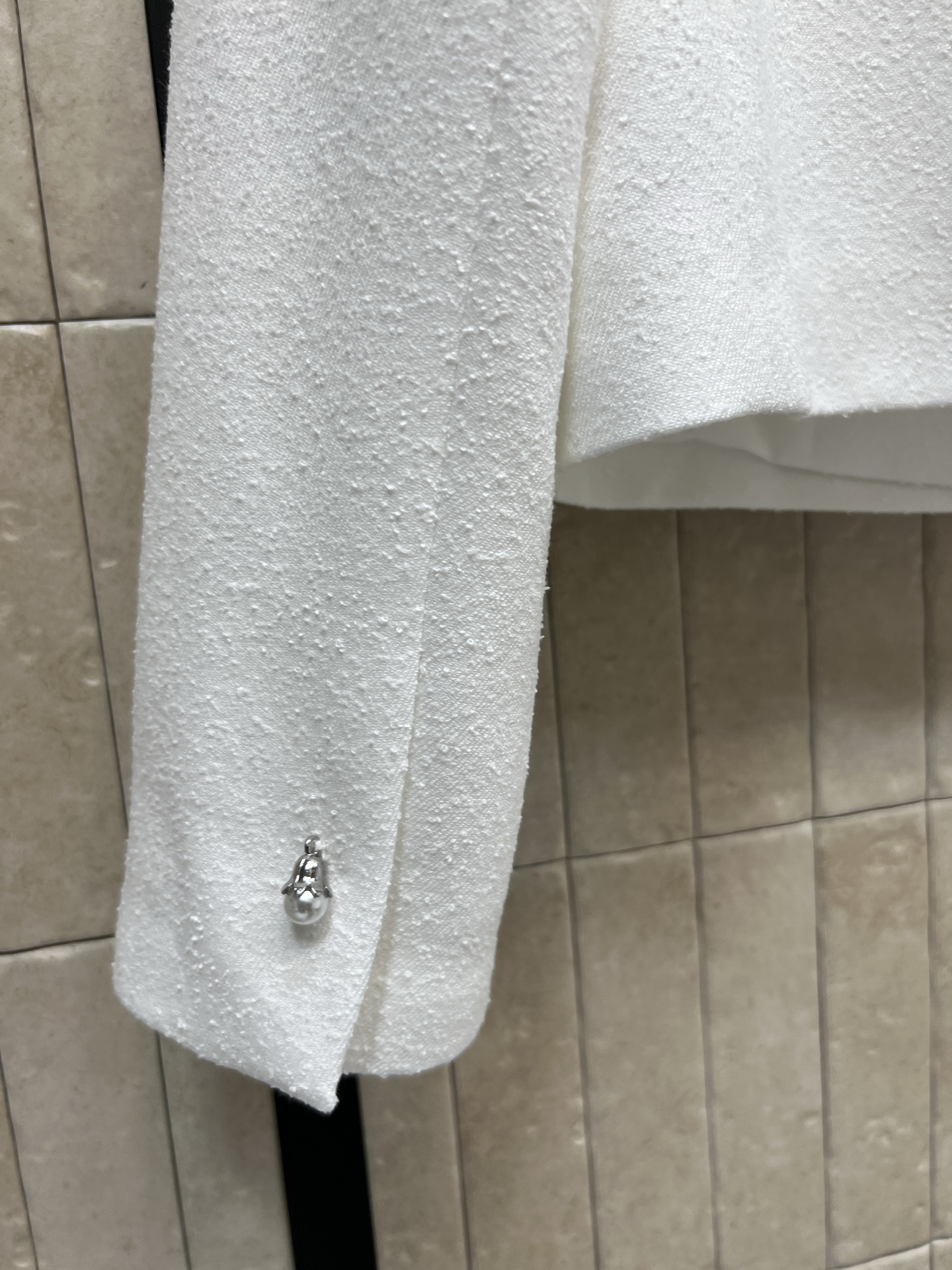 D家 26早春新款 立体蝴蝶结立领白色外套 白色毛呢材质小立领+黑色蝴蝶结点缀 优雅又精致 珍珠扣设计超