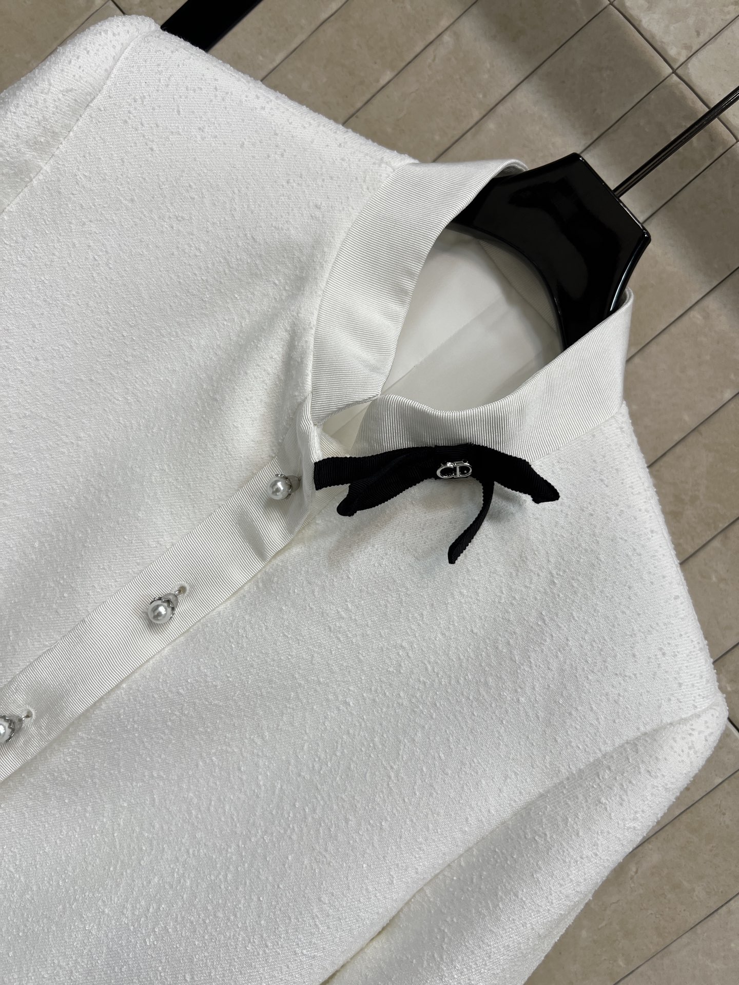 D家 26早春新款 立体蝴蝶结立领白色外套 白色毛呢材质小立领+黑色蝴蝶结点缀 优雅又精致 珍珠扣设计超