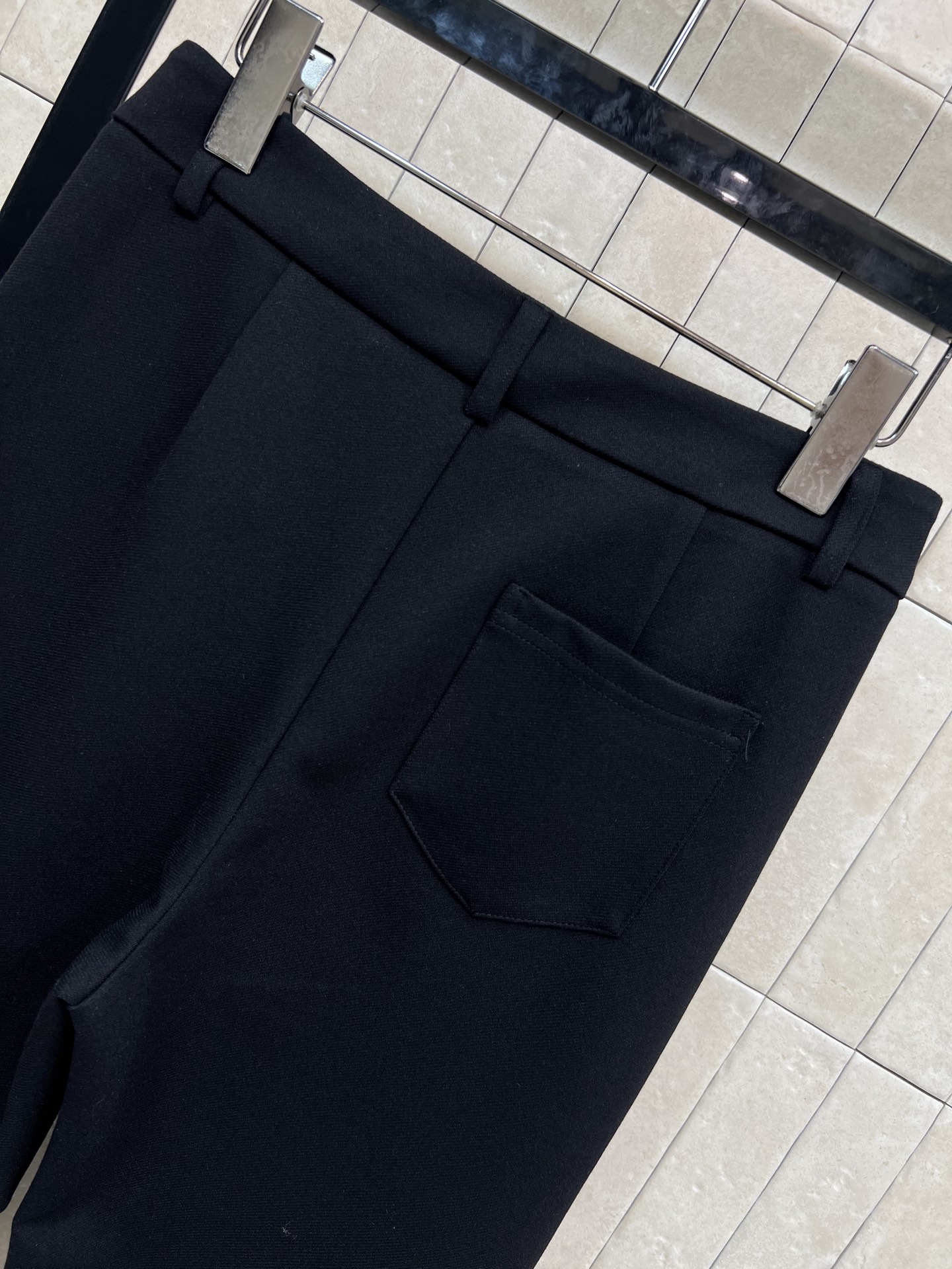 LE家 26春夏新款 黑色微喇裤 高腰设计+logo金属纽扣 简约又高级！微喇裤型修饰腿型 拉长比例 显