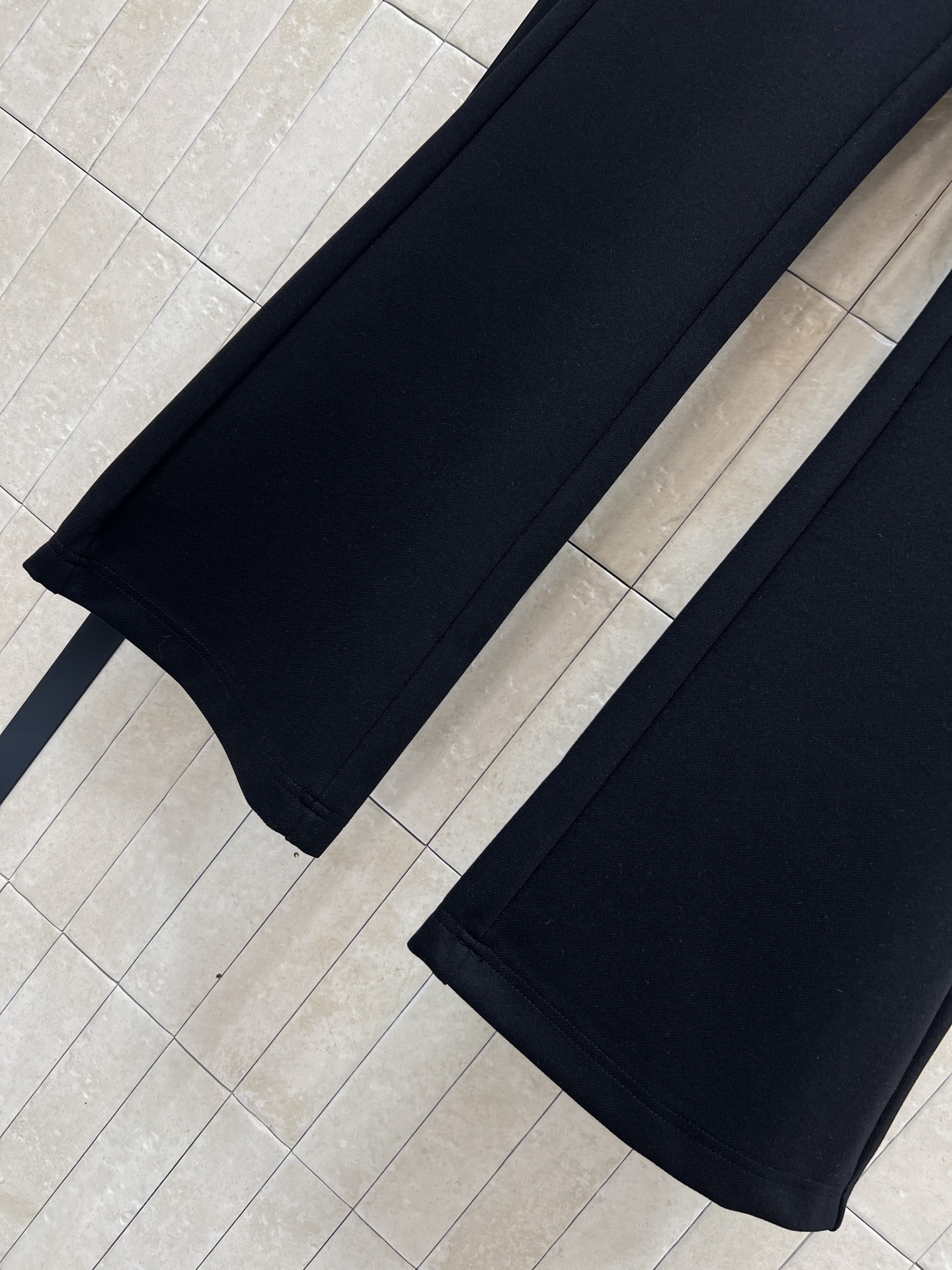 LE家 26春夏新款 黑色微喇裤 高腰设计+logo金属纽扣 简约又高级！微喇裤型修饰腿型 拉长比例 显