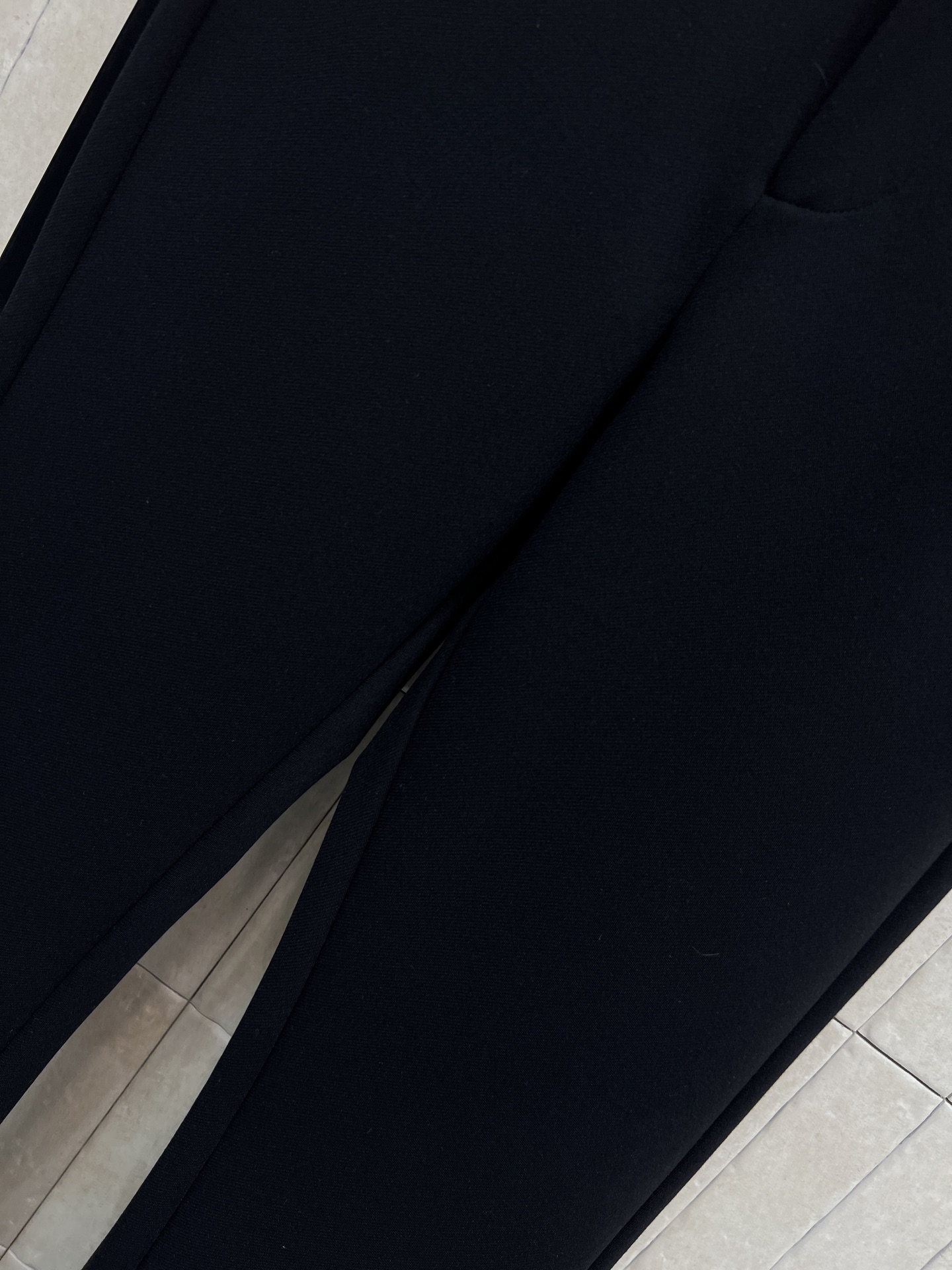 LE家 26春夏新款 黑色微喇裤 高腰设计+logo金属纽扣 简约又高级！微喇裤型修饰腿型 拉长比例 显