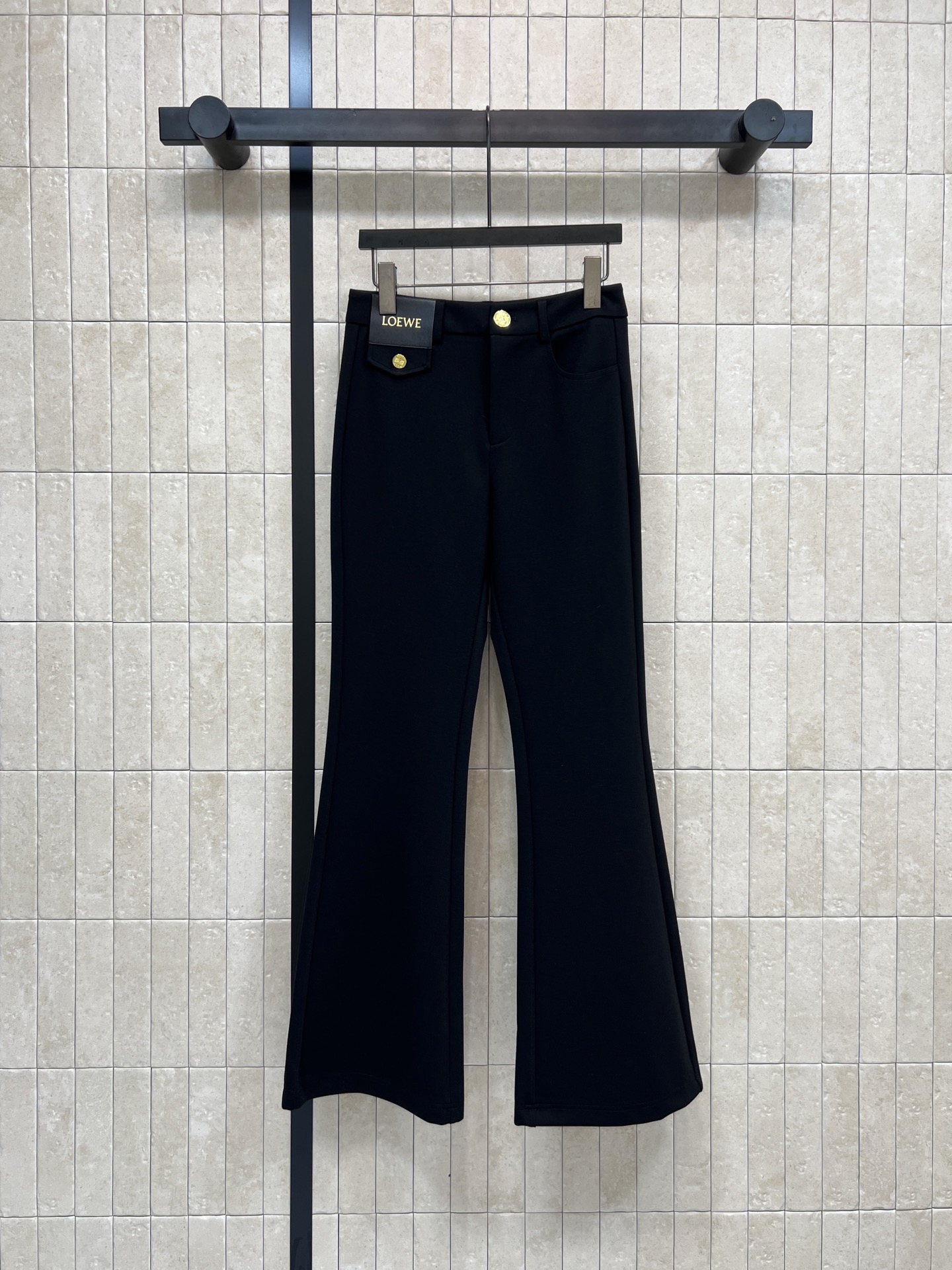 NO:739733,LE's 26 spring and summer new style black bootcut pants, high waist design + logo metal buttons, simple and high-end!  The slightly flared trousers modify the leg shape, elongate the proportion, make you look slimmer and taller, the fabric has good drape, and is comfortable to wear. It can be easily used for commuting, dating, and daily life. The black color is versatile and looks great with a short top or a sweater. Full marks for retro fashion sense!  A must-have for fashionistas!  One color, three sizes Size/S-M-L,,19860909LE家 26春夏新款 黑色微喇裤 高腰设计+logo金属纽扣 简约又高级！微喇裤型修饰腿型 拉长比例 显瘦显高 面料垂感好 穿着舒适 通勤、约会、日常都能轻松驾驭 黑色百搭 配短上衣或针织衫都很出彩 复古时尚感满分！时髦精必入！一色三码 Size/S-M-L,,,Women's clothing