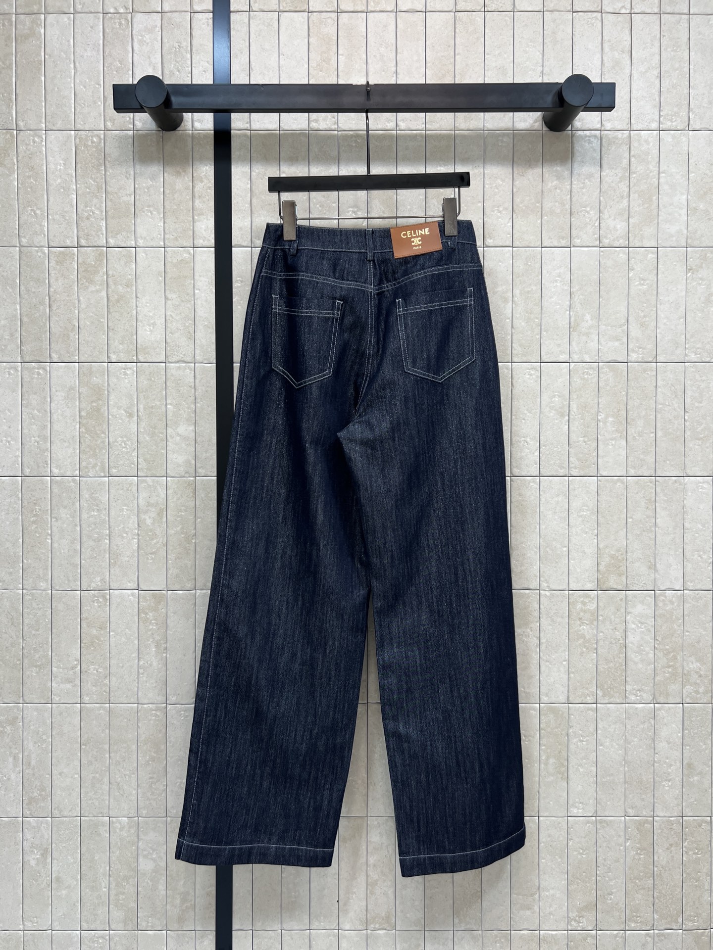CE家 26春夏新款 深蓝色高腰阔腿牛仔裤 采用厚实牛仔布 垂感好又耐穿 后面logo皮标装饰 复古美式
