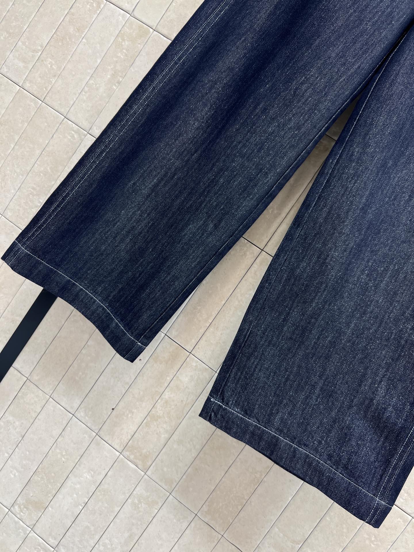 CE家 26春夏新款 深蓝色高腰阔腿牛仔裤 采用厚实牛仔布 垂感好又耐穿 后面logo皮标装饰 复古美式