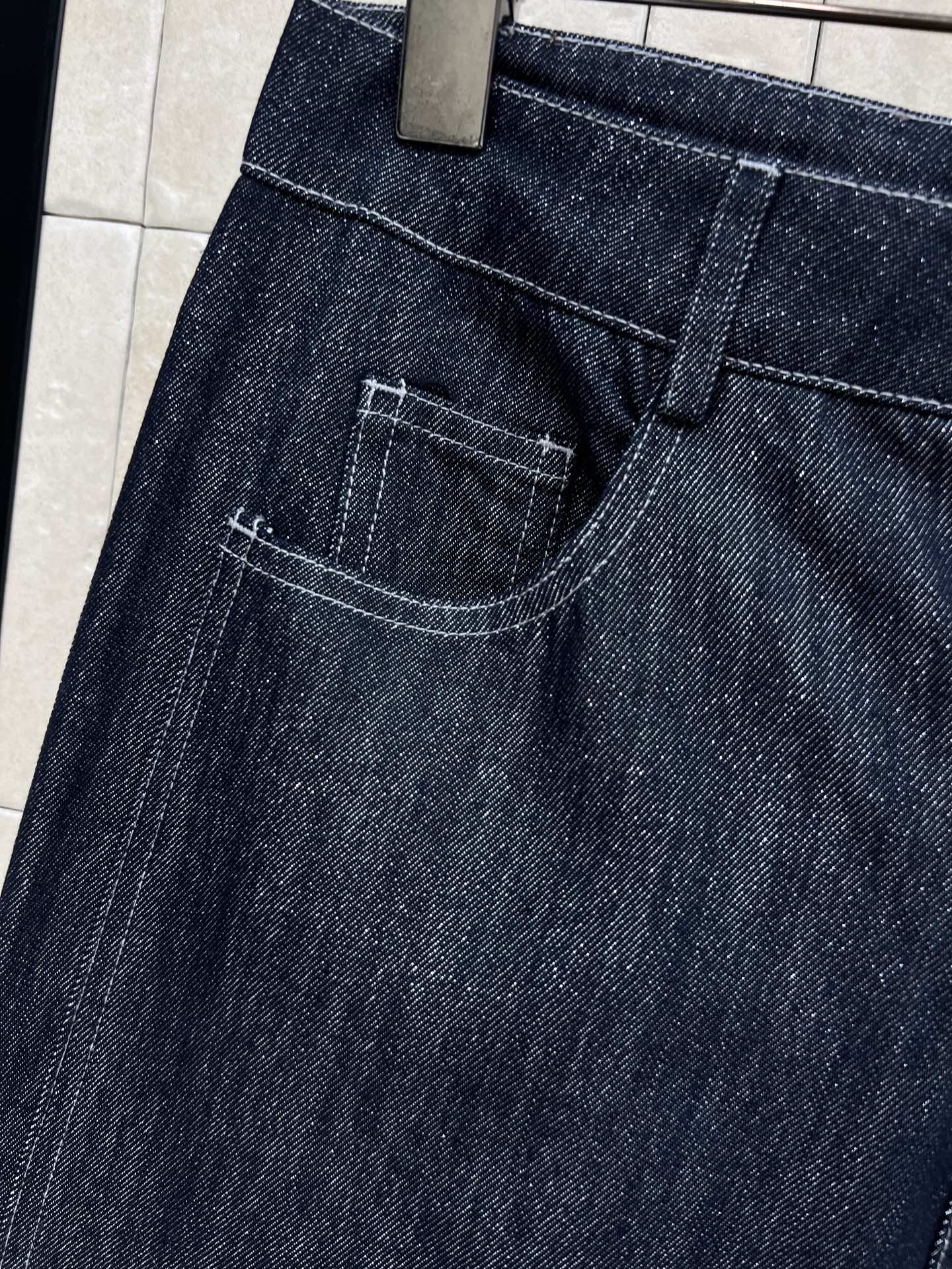 CE家 26春夏新款 深蓝色高腰阔腿牛仔裤 采用厚实牛仔布 垂感好又耐穿 后面logo皮标装饰 复古美式