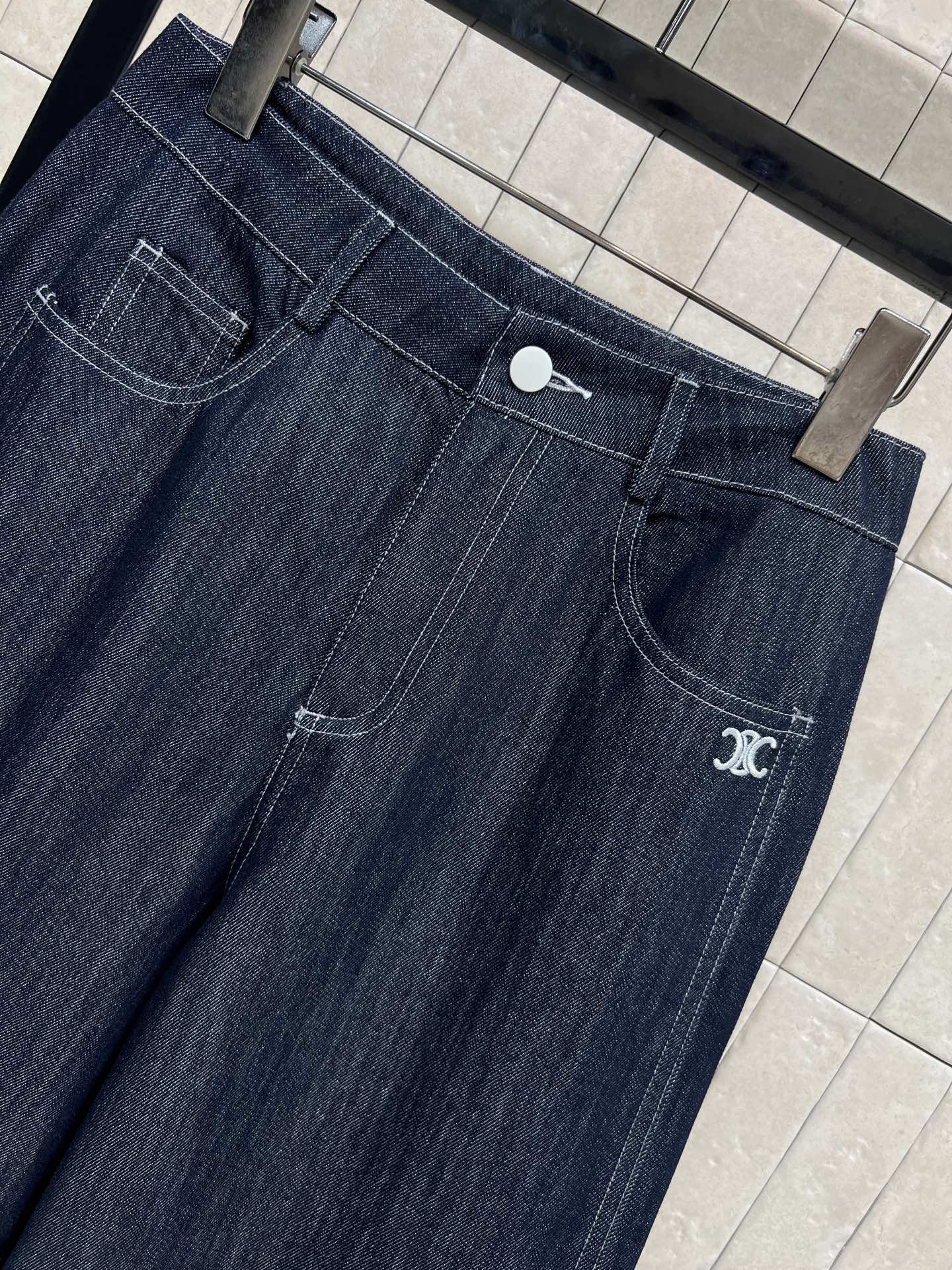 CE家 26春夏新款 深蓝色高腰阔腿牛仔裤 采用厚实牛仔布 垂感好又耐穿 后面logo皮标装饰 复古美式