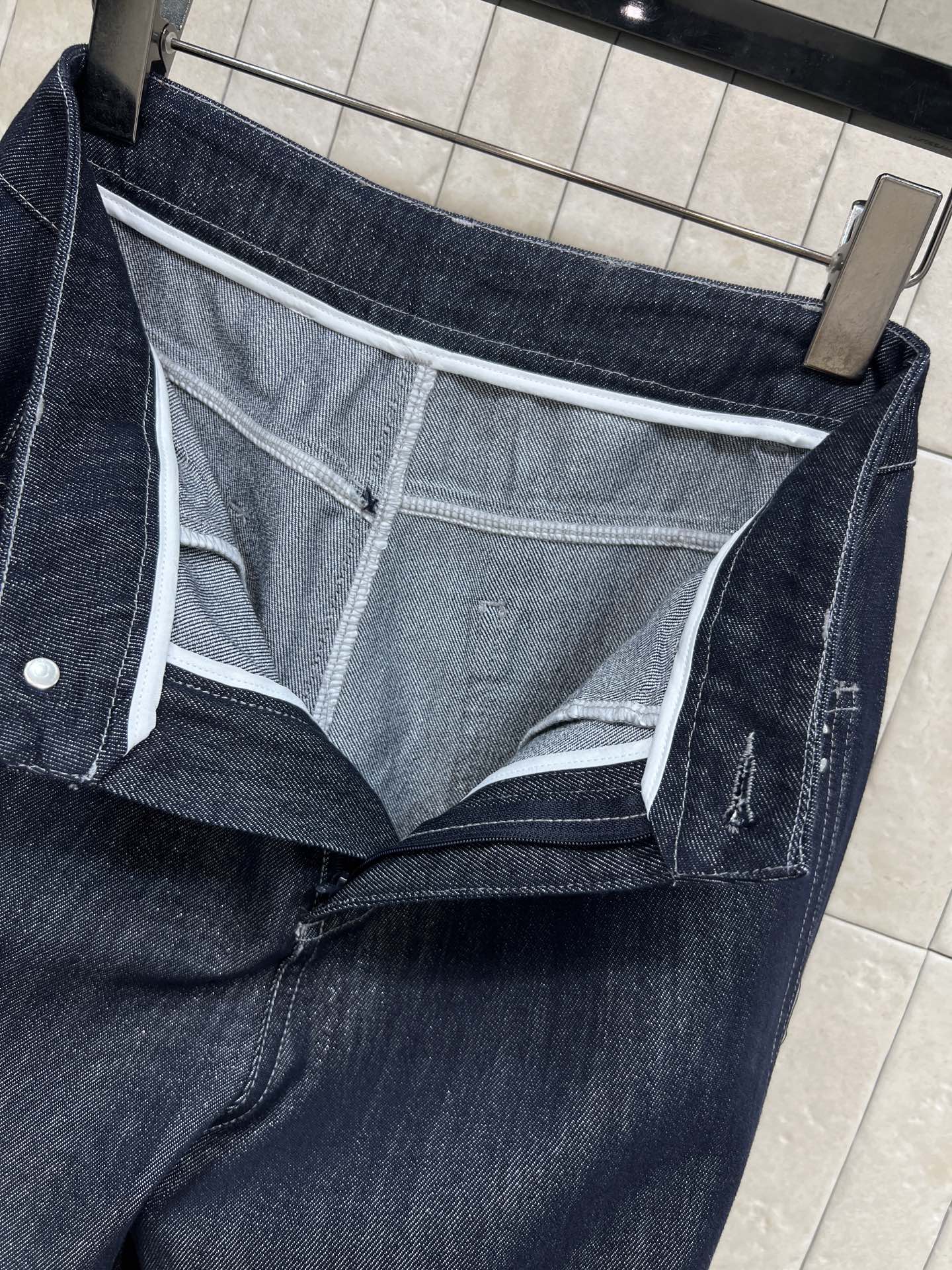 CE家 26春夏新款 深蓝色高腰阔腿牛仔裤 采用厚实牛仔布 垂感好又耐穿 后面logo皮标装饰 复古美式