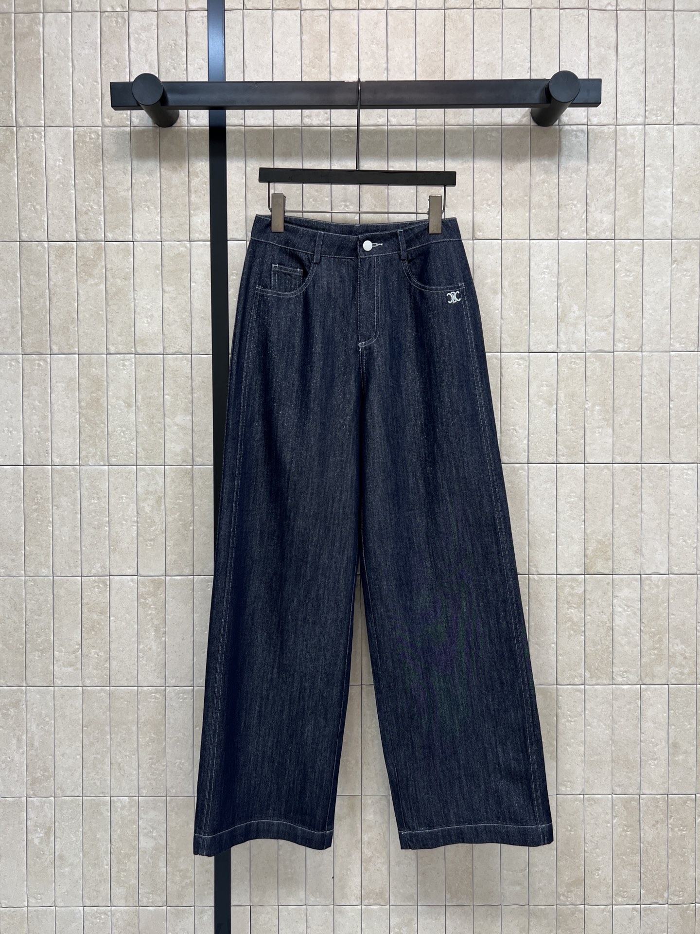 NO:739739,CE Home's new spring and summer 26 dark blue high-waisted wide-leg jeans are made of thick denim, which has good drape and durability. The logo leather label on the back is decorated. The retro American style is super versatile!  The high-waisted design elongates the proportions of the legs, makes you slimmer and taller, is friendly to the pear-shaped figure, and has a great crotch-covering effect. The trousers are floor-length and laid-back and casual. It goes well with short tops or shirts. It can be easily used for commuting and leisure. The dark blue is classic and durable. The solid color treatment is not easy to fade. It is stress-free for daily wear. It is a must-have and practical item for the wardrobe. Three sizes in one color Size/S-M-L,,jeans,shirts,19860909CE家 26春夏新款 深蓝色高腰阔腿牛仔裤 采用厚实牛仔布 垂感好又耐穿 后面logo皮标装饰 复古美式风格超百搭！ 高腰设计拉长腿部比例 显瘦显高 梨形身材友好 遮胯效果棒棒哒 裤脚拖地 慵懒随性 搭配短上衣或衬衫都很出彩 通勤休闲都能轻松驾驭 深蓝色经典耐看 固色处理不易褪色 日常穿搭无压力 衣橱必备实用单品 一色三码 Size/S-M-L,,jeans,shirts,,Women's clothing