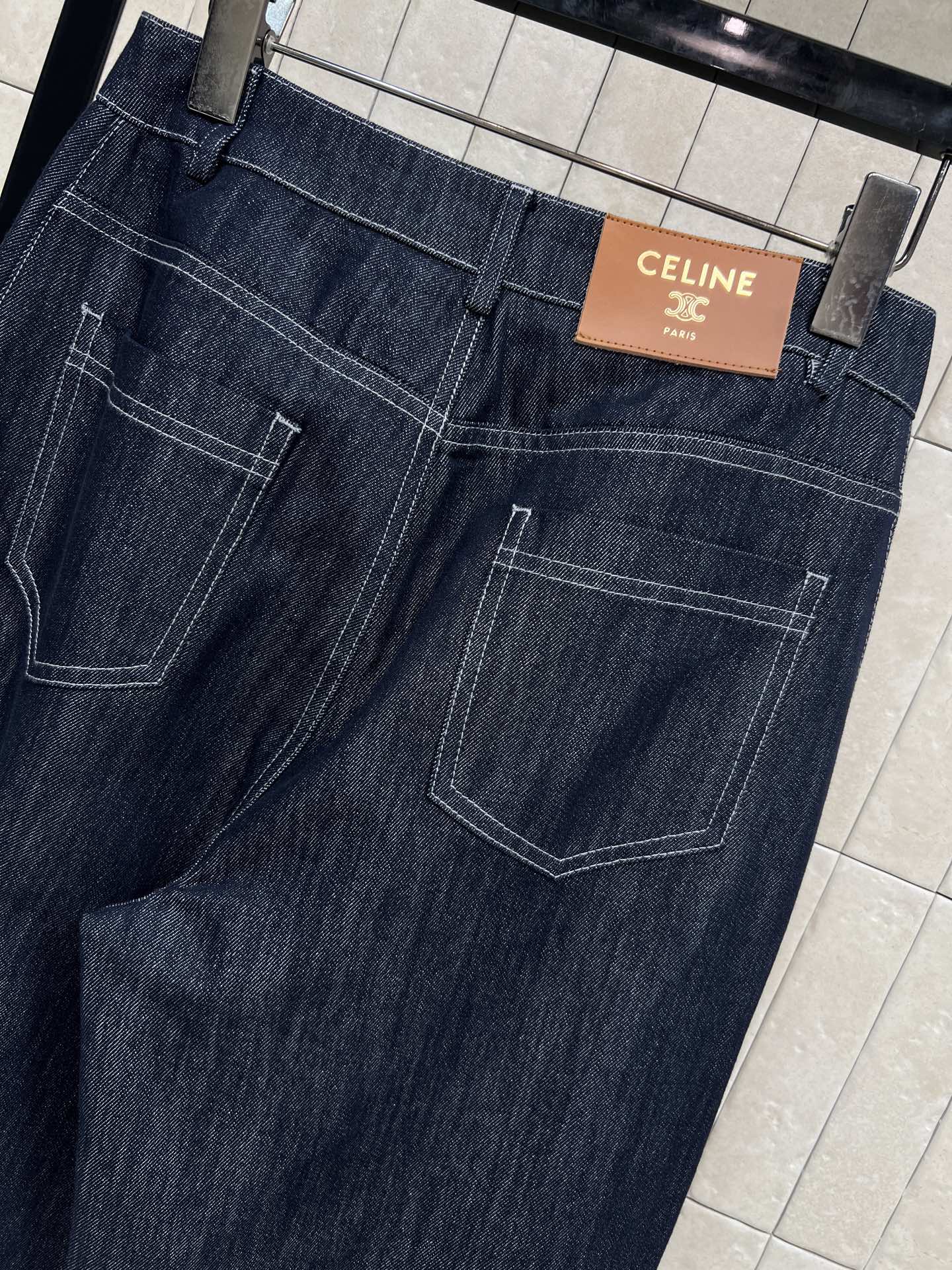 CE家 26春夏新款 深蓝色高腰阔腿牛仔裤 采用厚实牛仔布 垂感好又耐穿 后面logo皮标装饰 复古美式