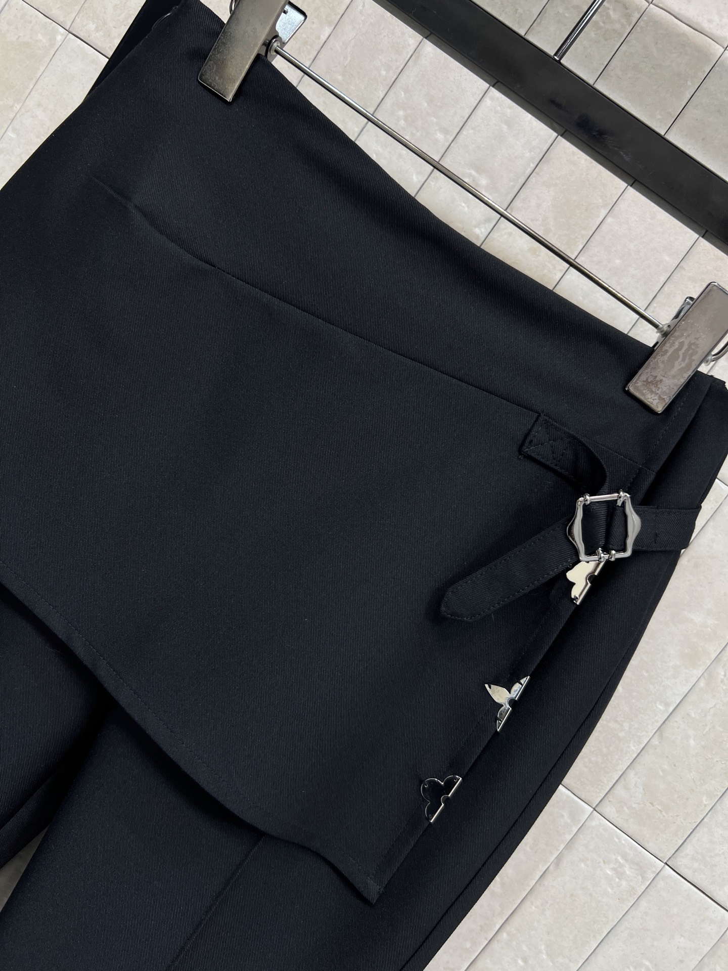 L家 26春夏新款 假两件屁帘微喇西装裤 假两件设计 裙帘五金配件装饰+微喇裤腿 遮胯显瘦超友好！西装软