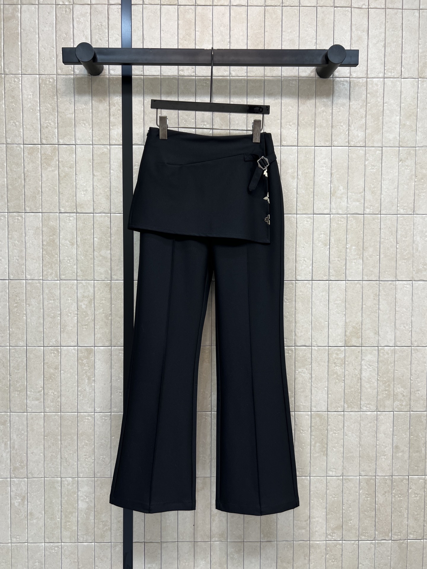 NO:722880,L's 26 spring and summer new model, fake two-piece suit pants with slightly flared butt curtains, fake two-piece design, skirt curtain hardware accessories decoration + slightly flared trouser legs, covers the crotch and makes you look slimmer, super friendly!  The soft material of the suit has good drape. It is comfortable to wear and does not cling to the legs. It can be worn by pear-shaped figures and small people. The high-waist design elongates the proportion of the legs. It can be easily used for commuting, interviews and daily life. Pair it with a short top or suit jacket. It is smart and fashionable. It is easy to get a high-smart look!  Three sizes in one color Size/S-M-L,Louis Vuitton-clothing,louis vuitton,louis vuitton,skirts,jackets & coats,business suit,19860909L家 26春夏新款 假两件屁帘微喇西装裤 假两件设计 裙帘五金配件装饰+微喇裤腿 遮胯显瘦超友好！西装软料垂感好 穿着舒适不贴腿 梨形身材&小个子都可冲~高腰设计拉长腿部比例 通勤、面试、日常都能轻松驾驭 搭配短上衣或西装外套 干练又时髦 轻松get高智感穿搭！ 一色三码 Size/S-M-L,路易威登-服装,louis vuitton,louis vuitton,skirts,jackets & coats,business suit,,Women's clothing