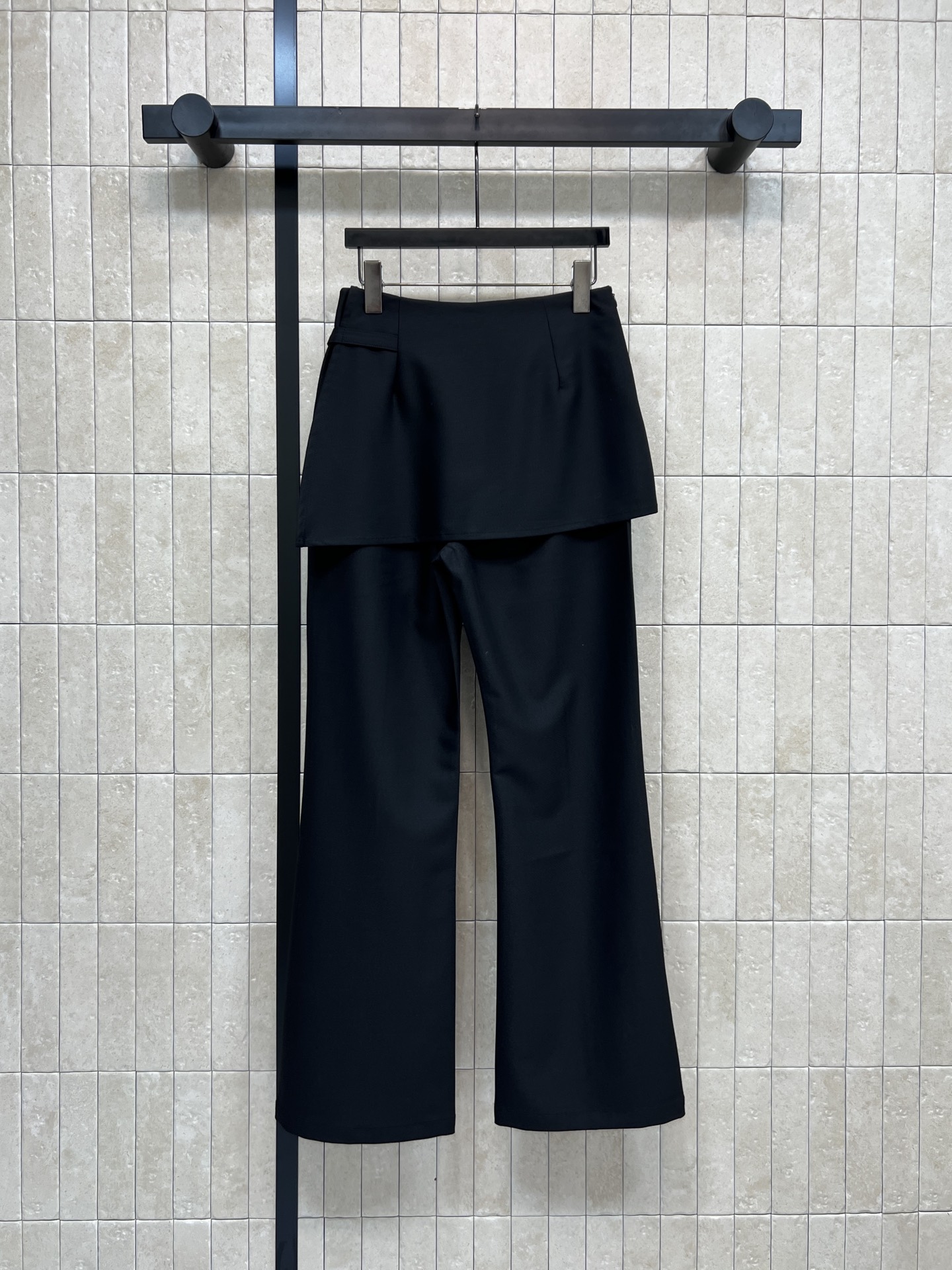 L家 26春夏新款 假两件屁帘微喇西装裤 假两件设计 裙帘五金配件装饰+微喇裤腿 遮胯显瘦超友好！西装软