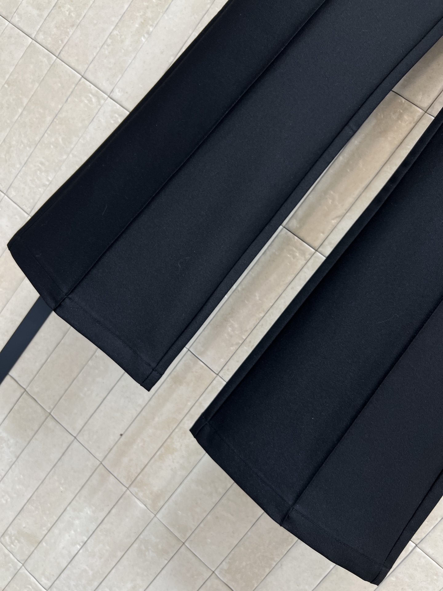 L家 26春夏新款 假两件屁帘微喇西装裤 假两件设计 裙帘五金配件装饰+微喇裤腿 遮胯显瘦超友好！西装软