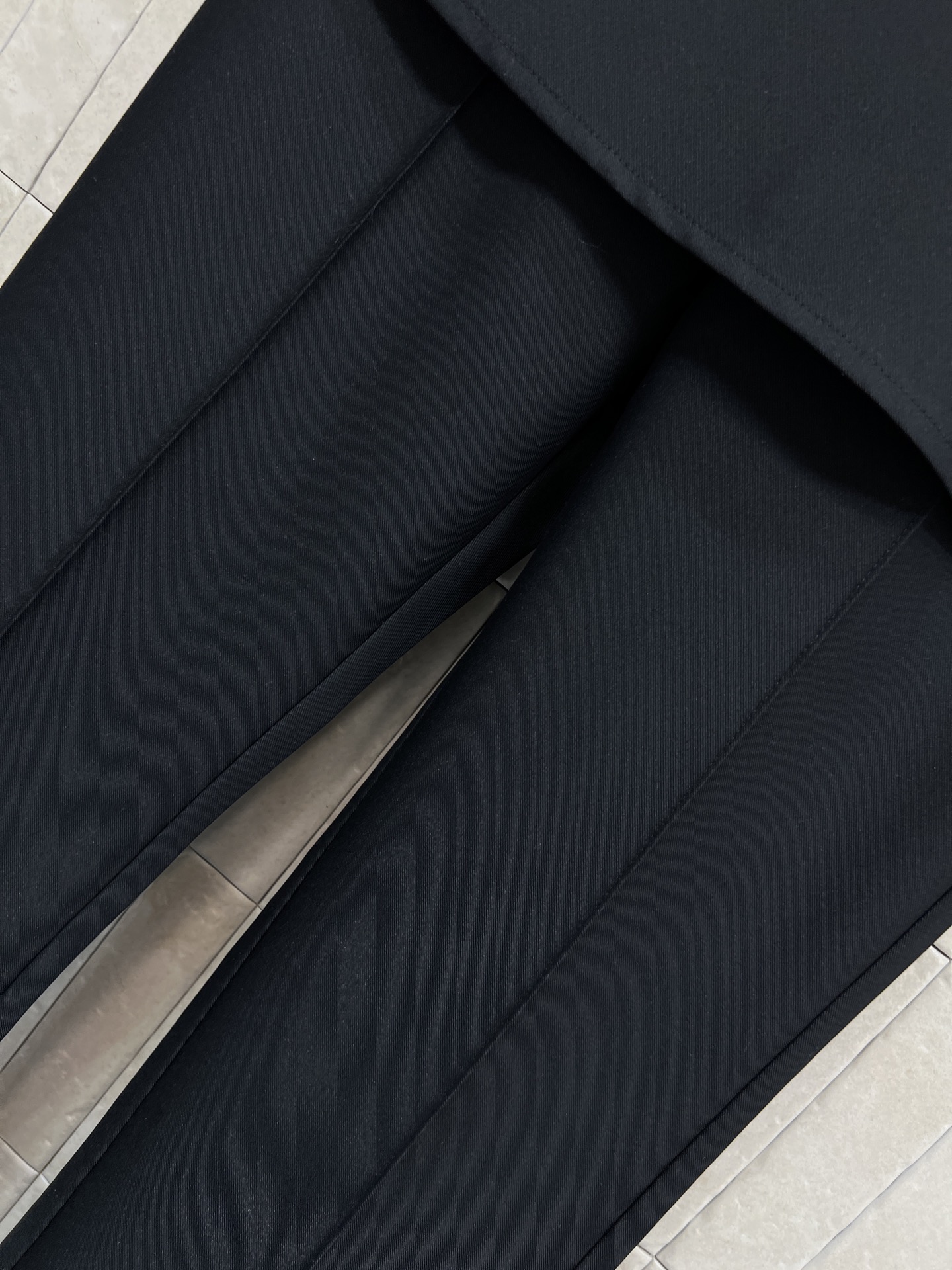 L家 26春夏新款 假两件屁帘微喇西装裤 假两件设计 裙帘五金配件装饰+微喇裤腿 遮胯显瘦超友好！西装软