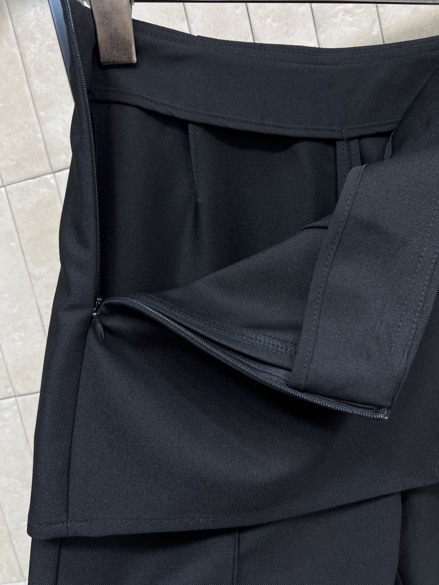 L家 26春夏新款 假两件屁帘微喇西装裤 假两件设计 裙帘五金配件装饰+微喇裤腿 遮胯显瘦超友好！西装软