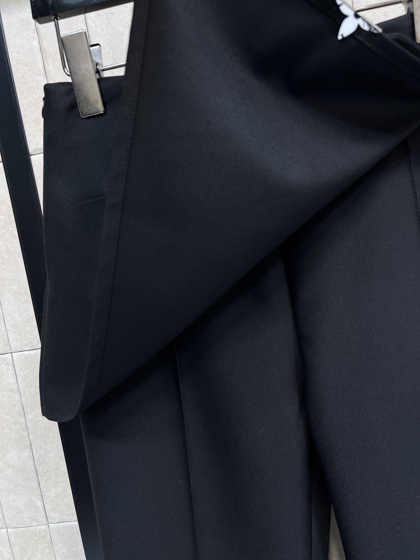 L家 26春夏新款 假两件屁帘微喇西装裤 假两件设计 裙帘五金配件装饰+微喇裤腿 遮胯显瘦超友好！西装软