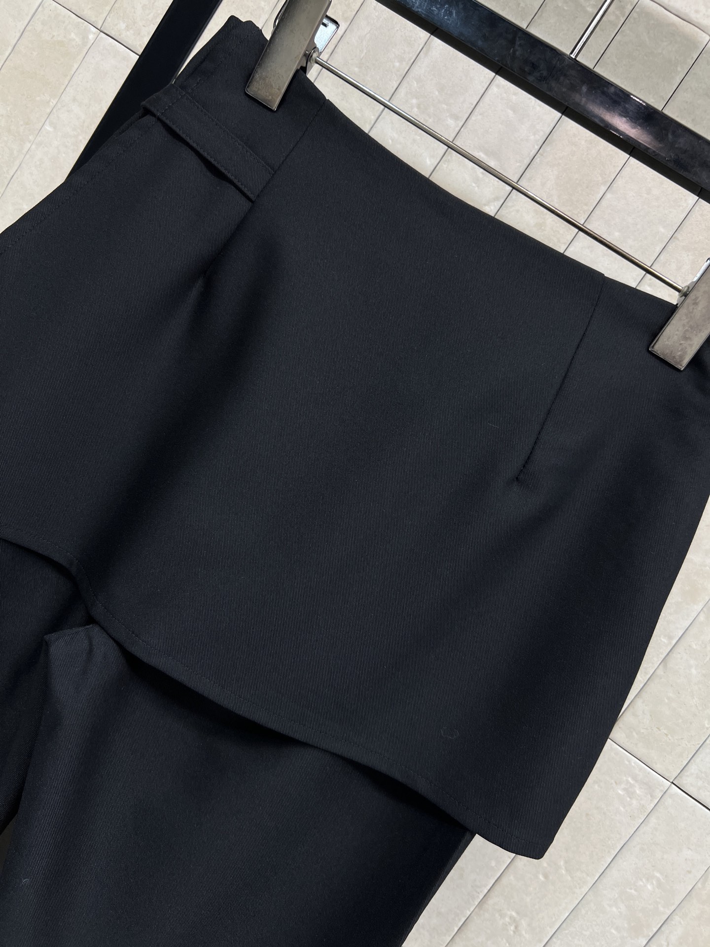 L家 26春夏新款 假两件屁帘微喇西装裤 假两件设计 裙帘五金配件装饰+微喇裤腿 遮胯显瘦超友好！西装软