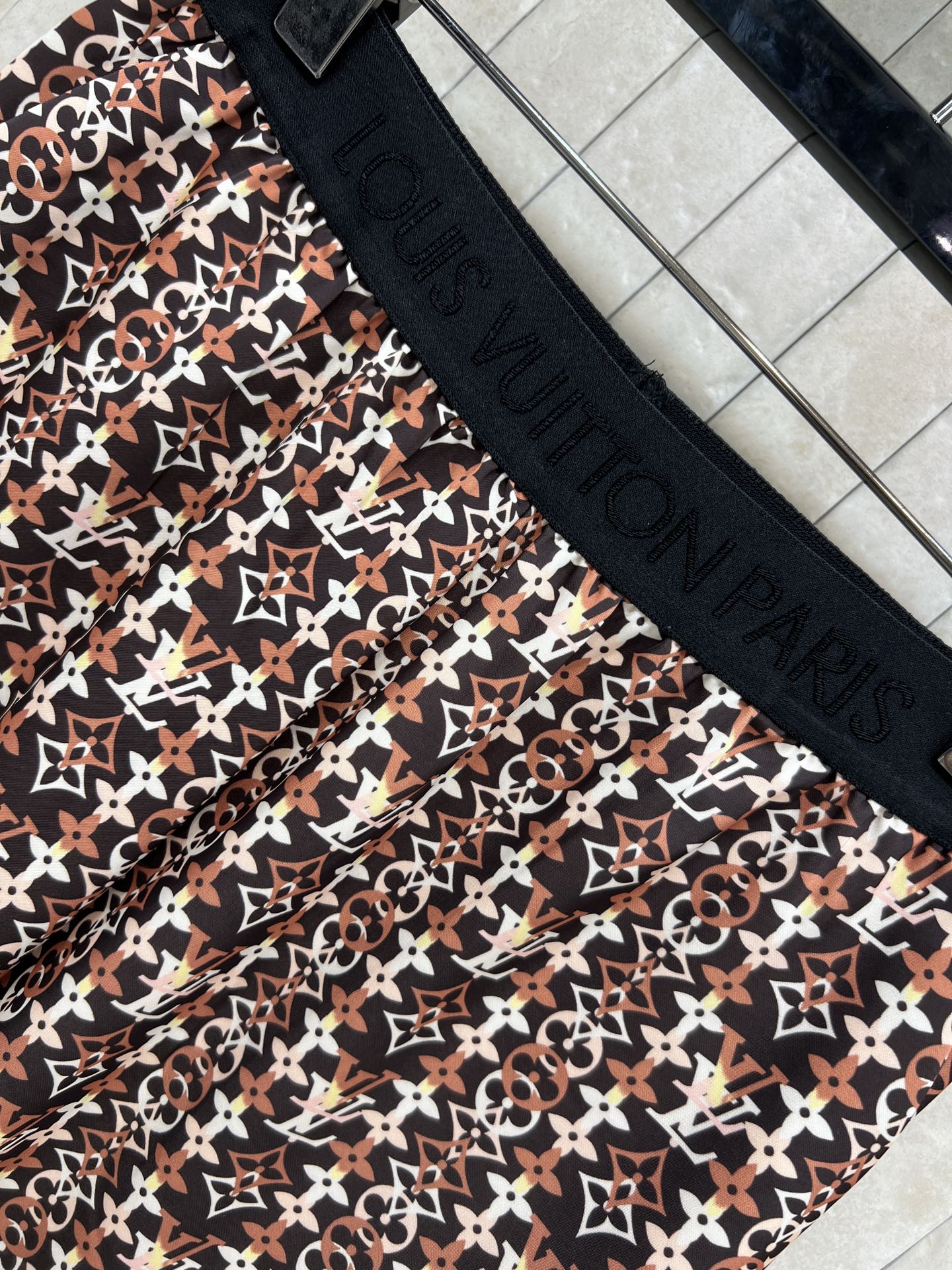 L家 26春夏新款 几何印花阔腿裤 采用复古配色老花印花设计 棕白黑三色搭配 复古又现代 视觉层次感满满