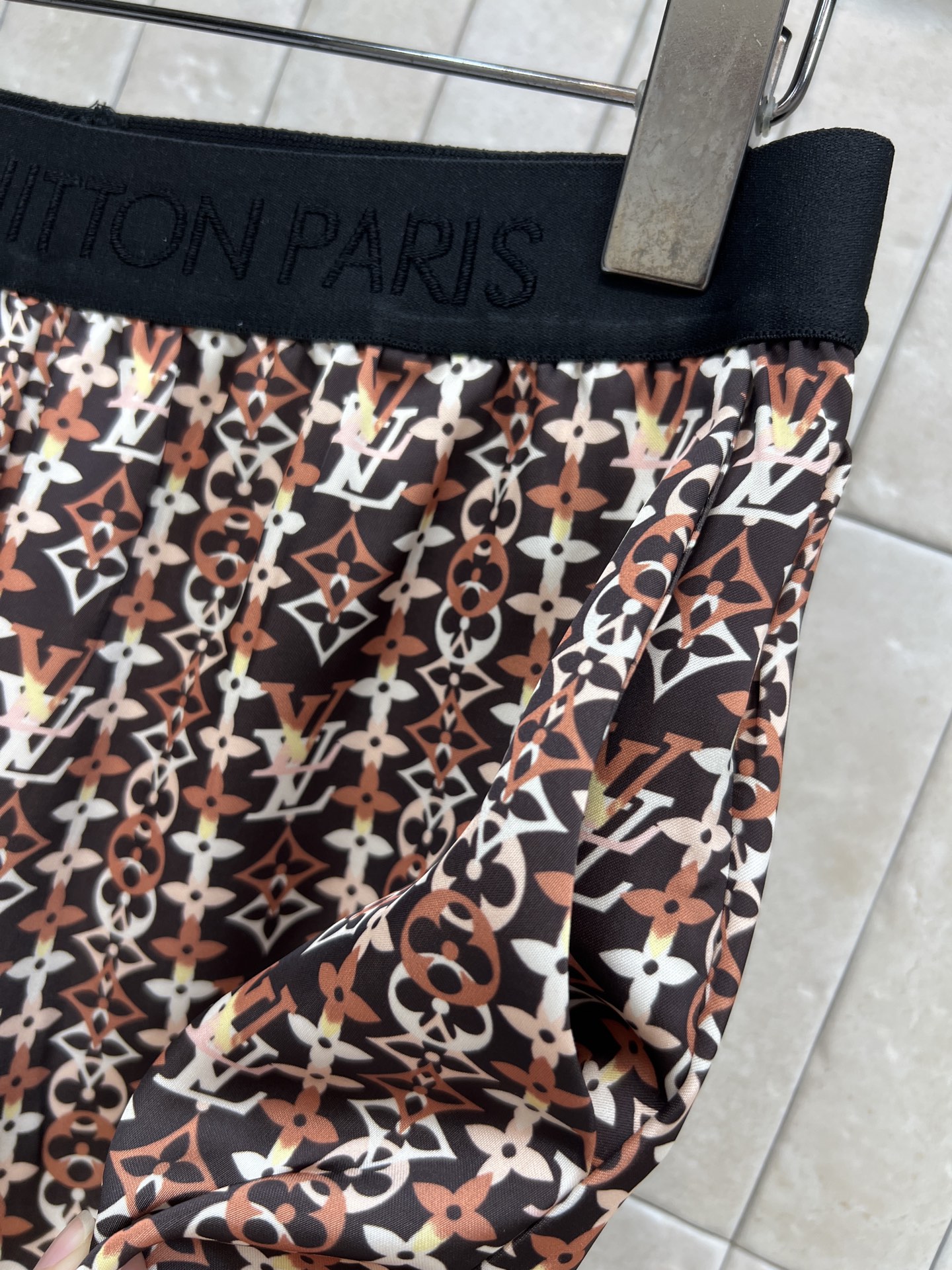 L家 26春夏新款 几何印花阔腿裤 采用复古配色老花印花设计 棕白黑三色搭配 复古又现代 视觉层次感满满