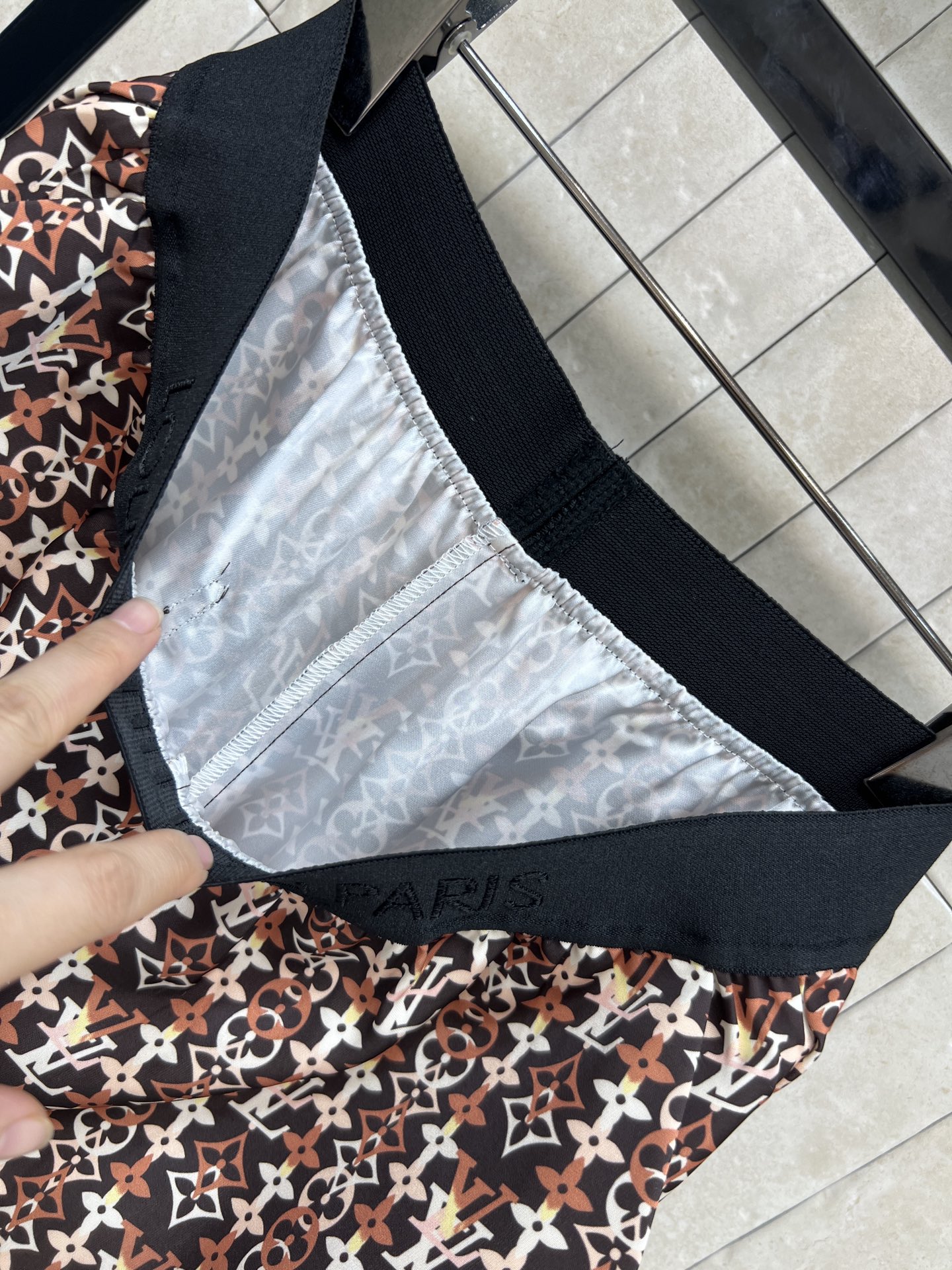 L家 26春夏新款 几何印花阔腿裤 采用复古配色老花印花设计 棕白黑三色搭配 复古又现代 视觉层次感满满