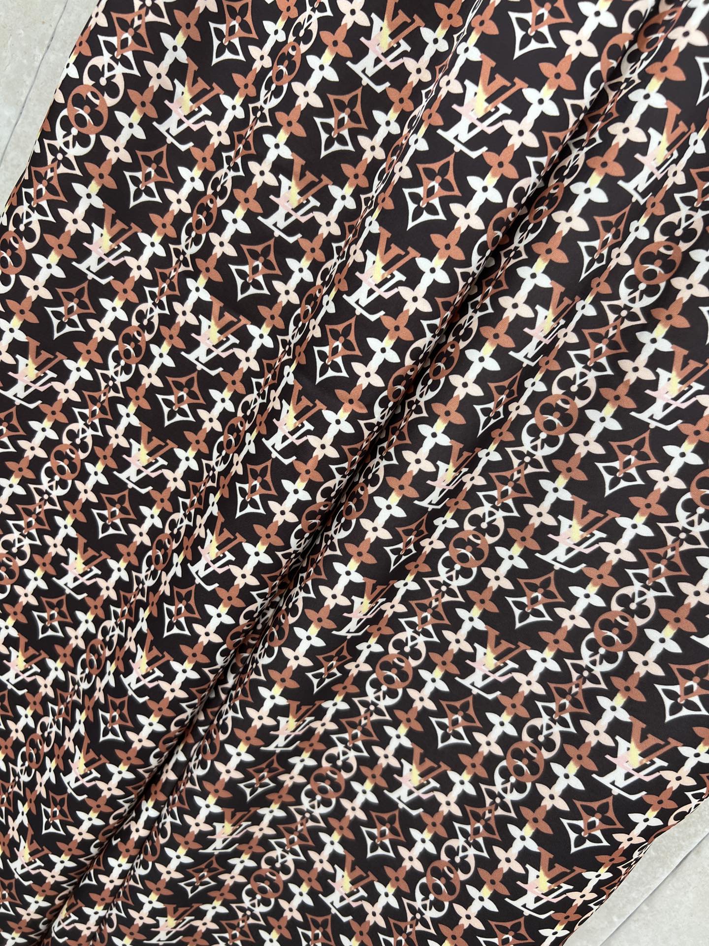 L家 26春夏新款 几何印花阔腿裤 采用复古配色老花印花设计 棕白黑三色搭配 复古又现代 视觉层次感满满