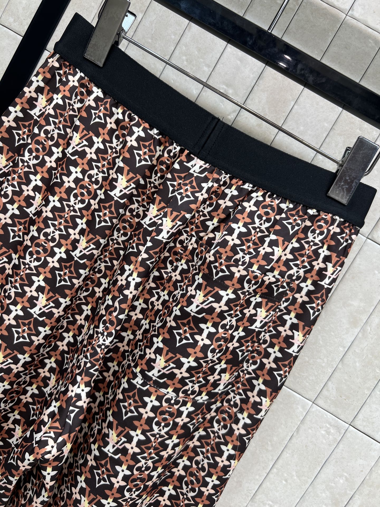 L家 26春夏新款 几何印花阔腿裤 采用复古配色老花印花设计 棕白黑三色搭配 复古又现代 视觉层次感满满
