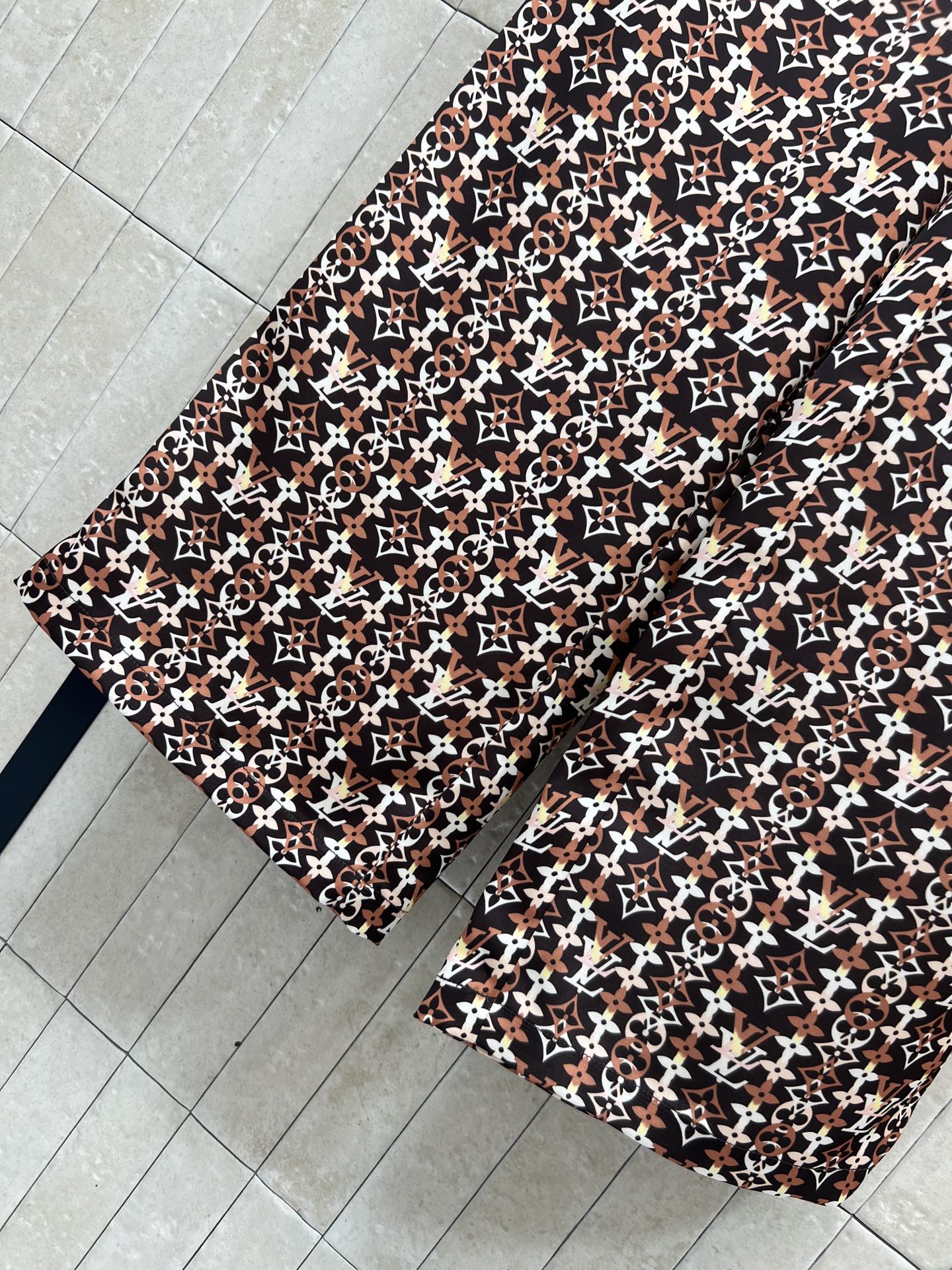 L家 26春夏新款 几何印花阔腿裤 采用复古配色老花印花设计 棕白黑三色搭配 复古又现代 视觉层次感满满