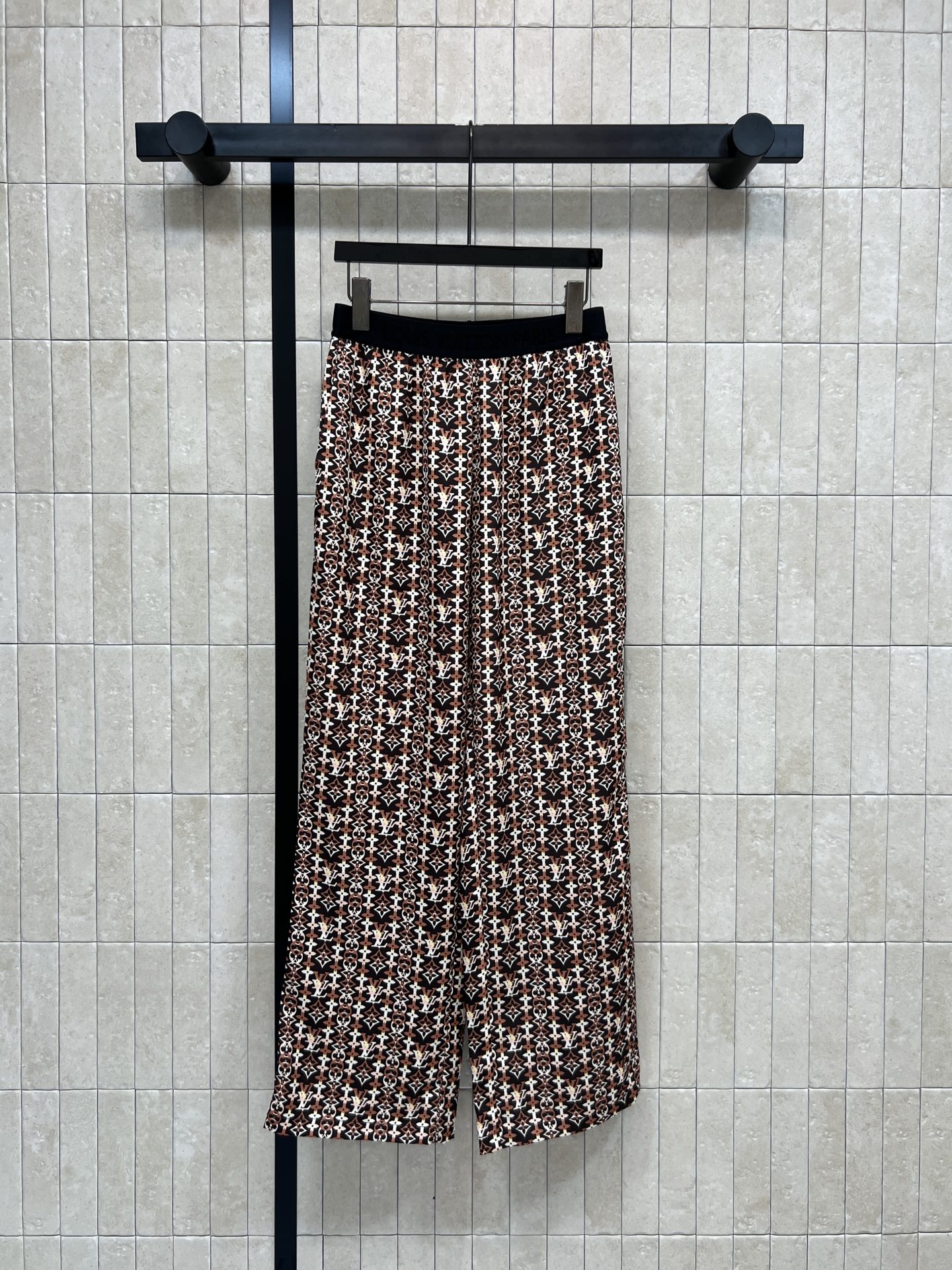 NO:739749,L's new spring and summer 26 geometric print wide-leg pants are designed with retro color presbyopia prints. Brown, white and black three-color combination, retro and modern, full of visual layering. Light and thin fabrics, comfortable and breathable to wear, perfect for spring and summer!  High-waisted logo elastic waistband to modify the waistline. Suitable for a variety of body types. Loose trousers with good drape. Easy to control for daily commuting or leisure. Pair with simple tops or shirts to easily get a fashionable look. Three sizes in one color. Size/S-M-L,,louis vuitton,shirts,19860909L家 26春夏新款 几何印花阔腿裤 采用复古配色老花印花设计 棕白黑三色搭配 复古又现代 视觉层次感满满 轻薄面料 穿着舒适透气 春夏季节超适合！高腰logo松紧腰带 修饰腰线 适合多种身材 裤脚宽松 垂坠感好 日常通勤或休闲都能轻松驾驭 搭配简约上衣或衬衫 轻松get时髦look 一色三码 Size/S-M-L,,louis vuitton,shirts,,Women's clothing