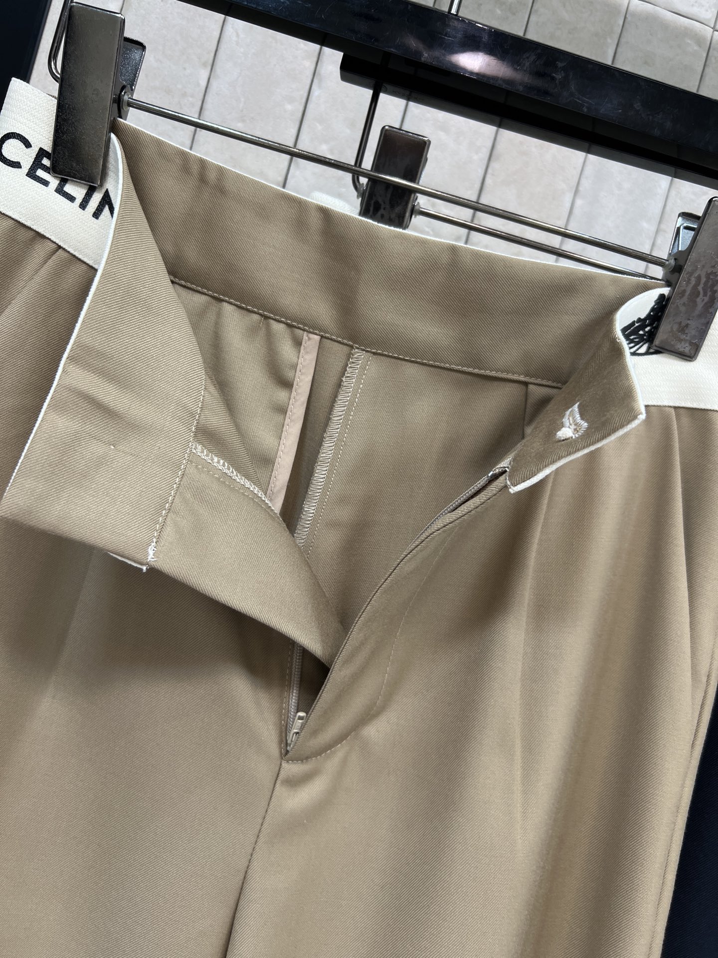 CE家 26春夏新款 高腰阔腿裤 卡其色+深蓝色可选 轻薄垂感面料 穿着舒适又显腿长！logo图案松紧腰