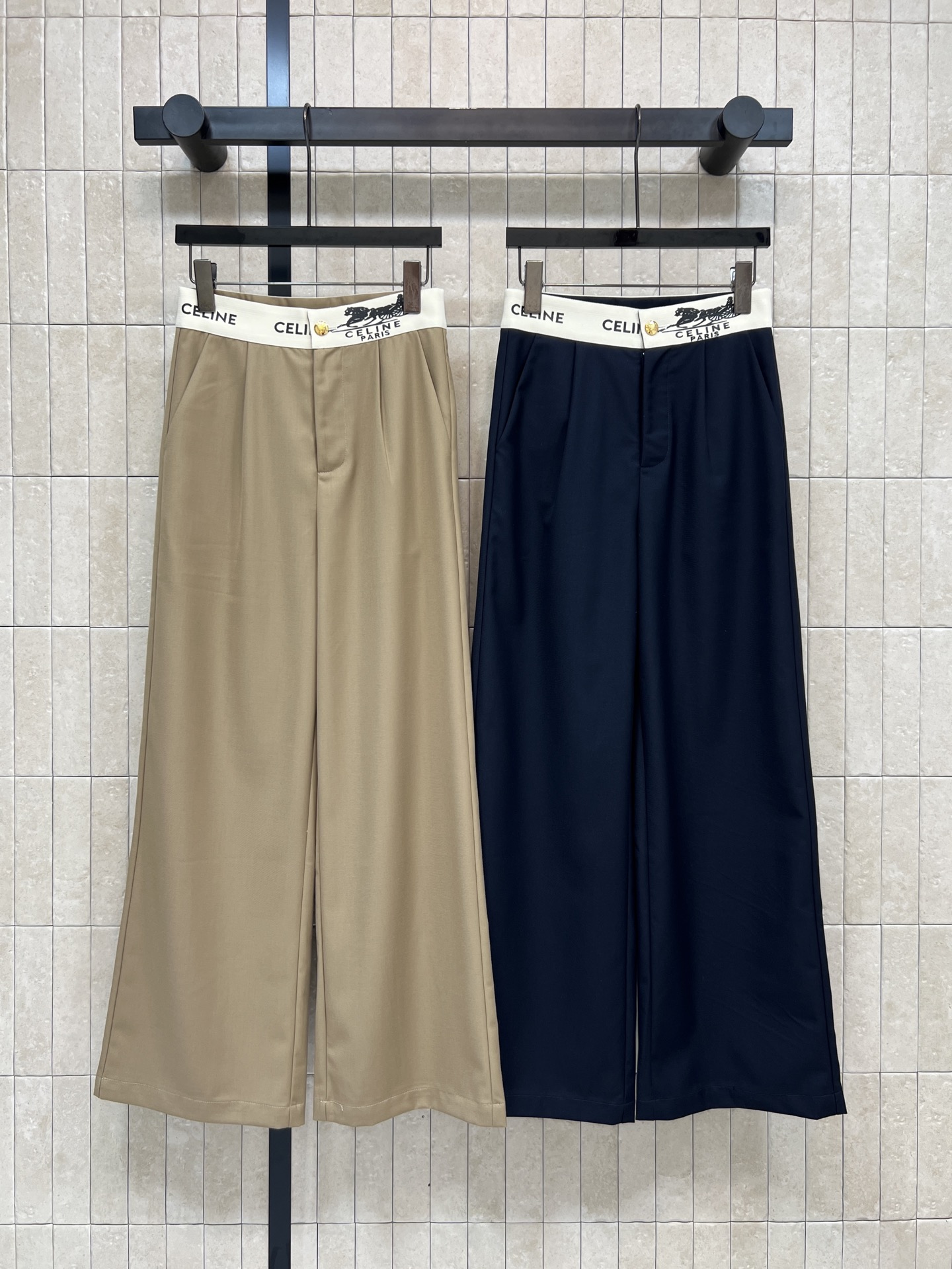 NO:739728,CE Home's 26 new spring and summer high-waisted wide-leg pants are available in khaki + dark blue. Light and drapey fabrics are comfortable to wear and make your legs look longer!  The elastic waist design with logo pattern modifies the waistline. The loose trousers are super slim and can be easily used in daily commuting. The brand logo on the trousers waist is very recognizable. The fashion sense is perfect. It goes well with shirts, sweaters or T-shirts. It is easy to switch between multiple styles. It can be easily controlled in daily commuting or leisure. Two colors and three sizes. Size/S-M-L, shirts, tees, t-shirt,19860909CE家 26春夏新款 高腰阔腿裤 卡其色+深蓝色可选 轻薄垂感面料 穿着舒适又显腿长！logo图案松紧腰设计修饰腰线 宽松裤型超显瘦 通勤日常都能轻松驾驭～裤腰品牌标识超有辨识度 时尚感满分～ 搭配衬衫、针织衫或T恤都很OK 轻松切换多种风格 日常通勤或休闲都能轻松驾驭 两色三码 Size/S-M-L,,shirts,tees，t-shirt,,Women's clothing