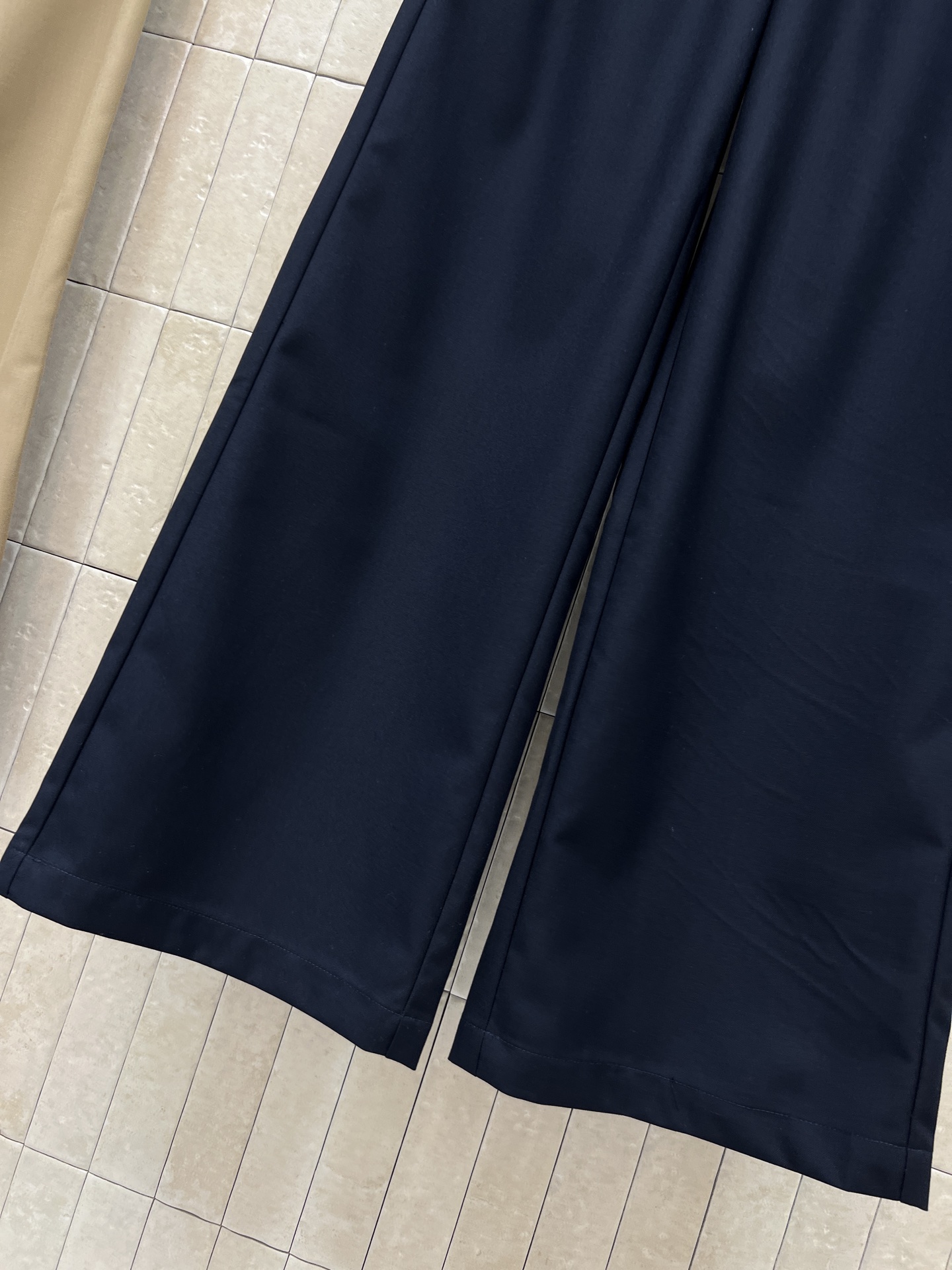 CE家 26春夏新款 高腰阔腿裤 卡其色+深蓝色可选 轻薄垂感面料 穿着舒适又显腿长！logo图案松紧腰