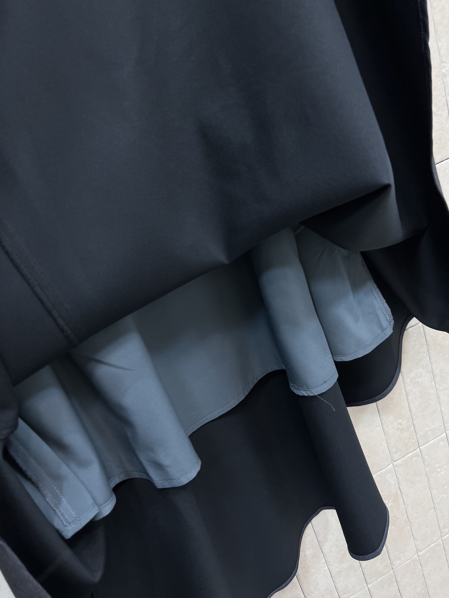 PD家 26春夏新款 三角标不规则半裙 裙摆不规则剪裁+经典的三角标logo点缀 辨识度超高！logo黑