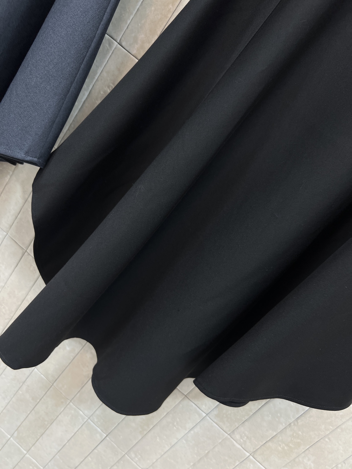 PD家 26春夏新款 三角标不规则半裙 裙摆不规则剪裁+经典的三角标logo点缀 辨识度超高！logo黑