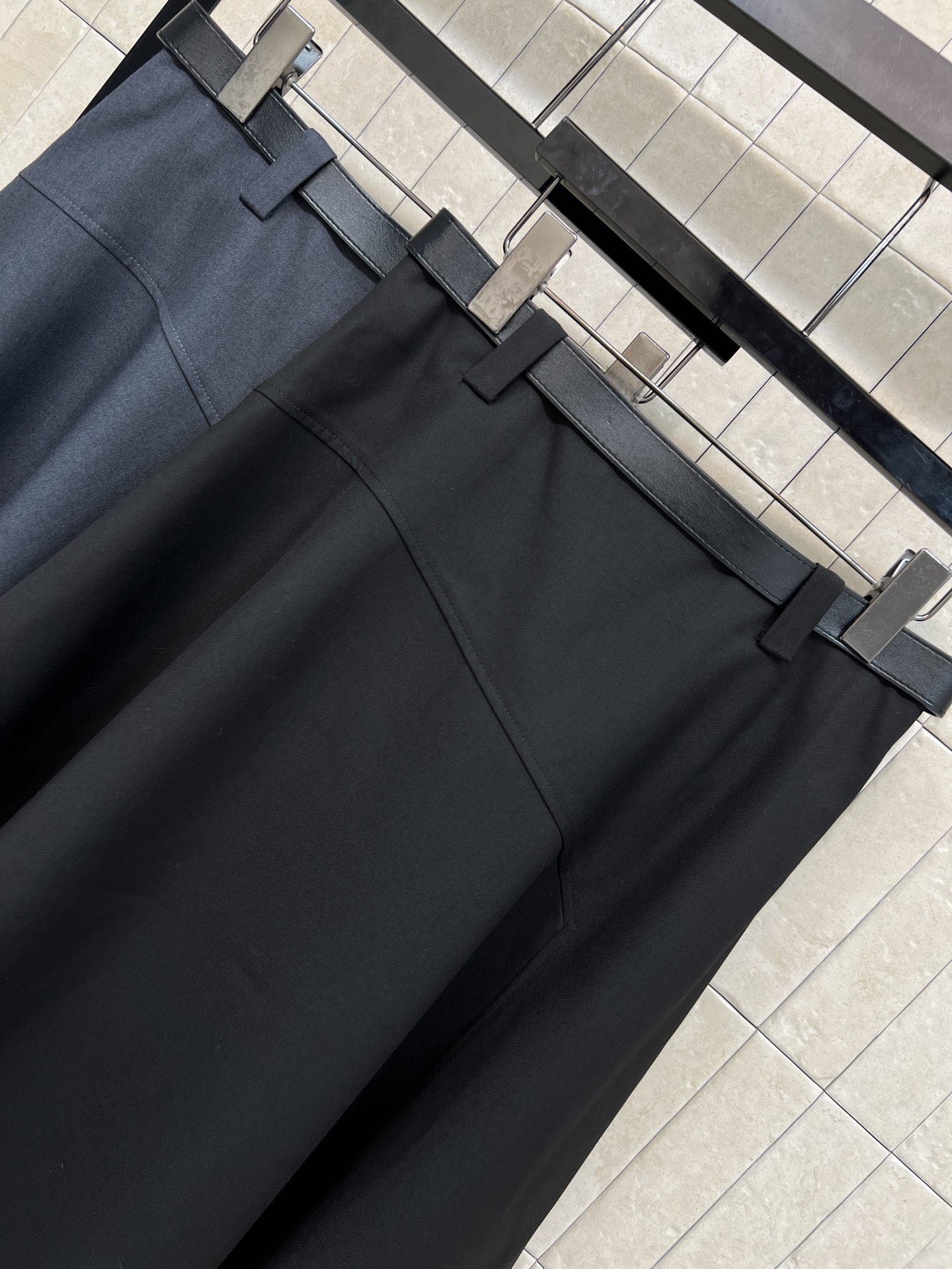 PD家 26春夏新款 三角标不规则半裙 裙摆不规则剪裁+经典的三角标logo点缀 辨识度超高！logo黑