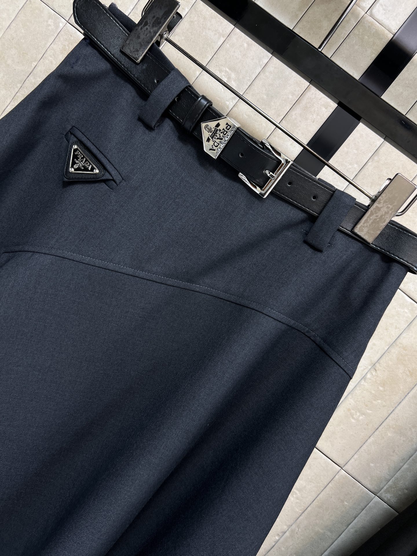 PD家 26春夏新款 三角标不规则半裙 裙摆不规则剪裁+经典的三角标logo点缀 辨识度超高！logo黑