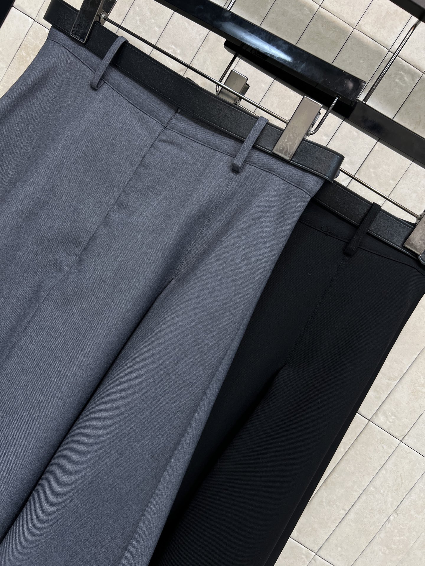 PD家 26春夏新款 三角标高腰压褶伞裙 垂坠感面料+压褶设计 裙摆自然散开 优雅又干练 经典的三角标l